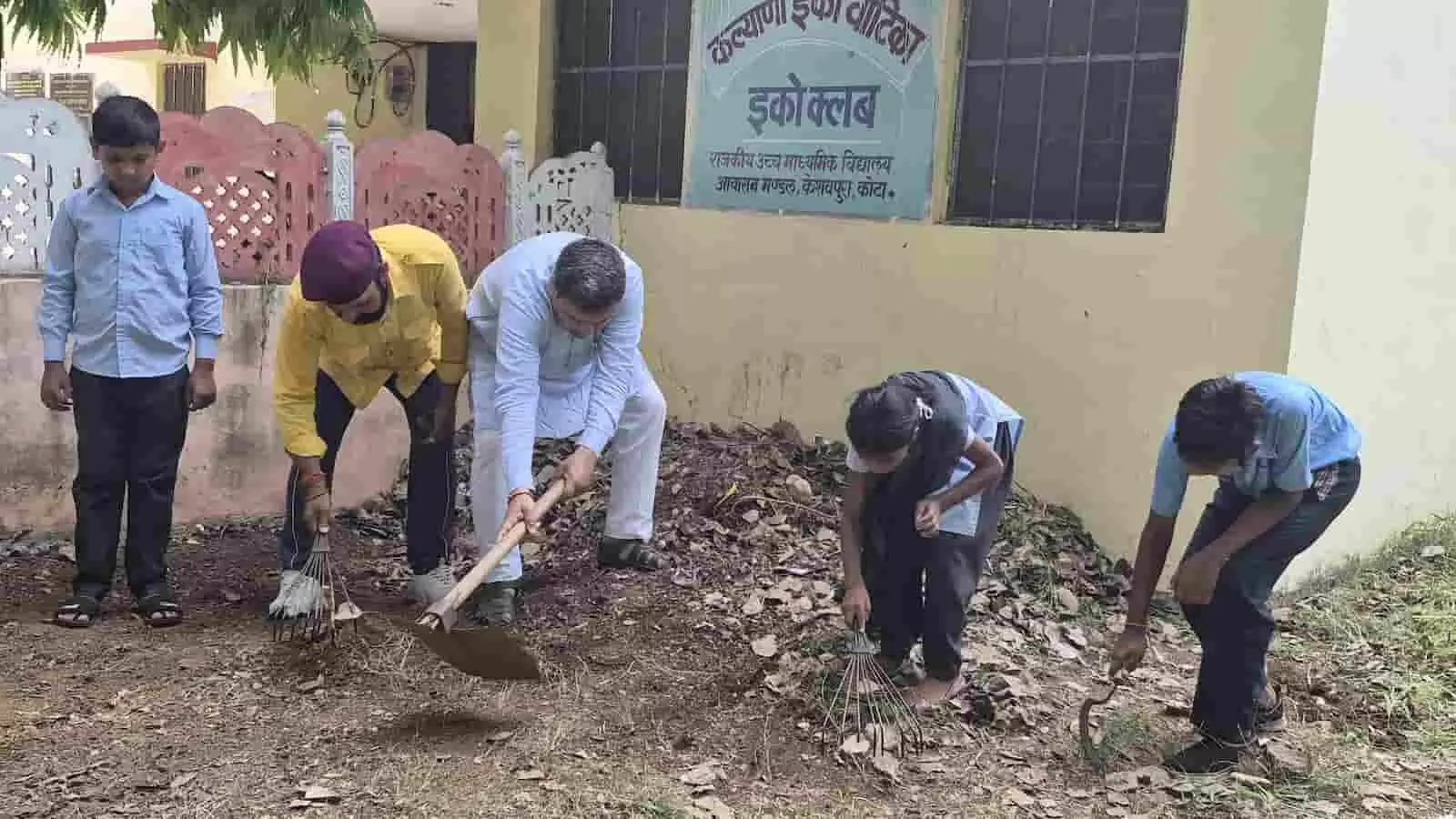 विद्यालय परिसर में सफाई करते हुए अतिथि, विद्यार्थी और स्काउट-गाइड सदस्य। विद्यालय परिसर में सफाई करते हुए अतिथि, विद्यार्थी और स्काउट-गाइड सदस्य।