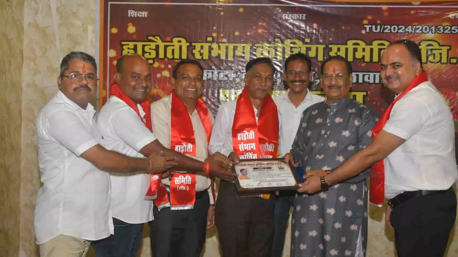 तस्वीर में कोटा में आयोजित समारोह के दौरान मंच पर स्मृति चिह्न भेंट करते हुए अतिथि। तस्वीर में कोटा में आयोजित समारोह के दौरान मंच पर स्मृति चिह्न भेंट करते हुए अतिथि।