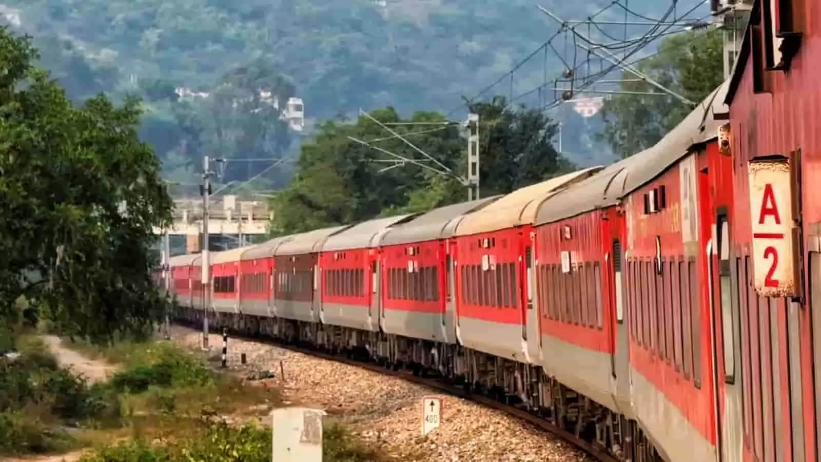 लाल और ग्रे रंग की ट्रेन रेल की पटरियों पर गुजर रही है। लाल और ग्रे रंग की ट्रेन रेल की पटरियों पर गुजर रही है।
