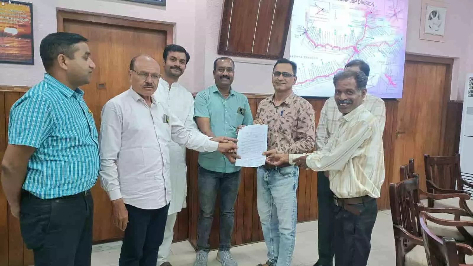 प्रतिनिधिमंडल जबलपुर डीआरएम कार्यालय में रेलवे अधिकारियों को मांग पत्र सौंप रहा है। प्रतिनिधिमंडल जबलपुर डीआरएम कार्यालय में रेलवे अधिकारियों को मांग पत्र सौंप रहा है।