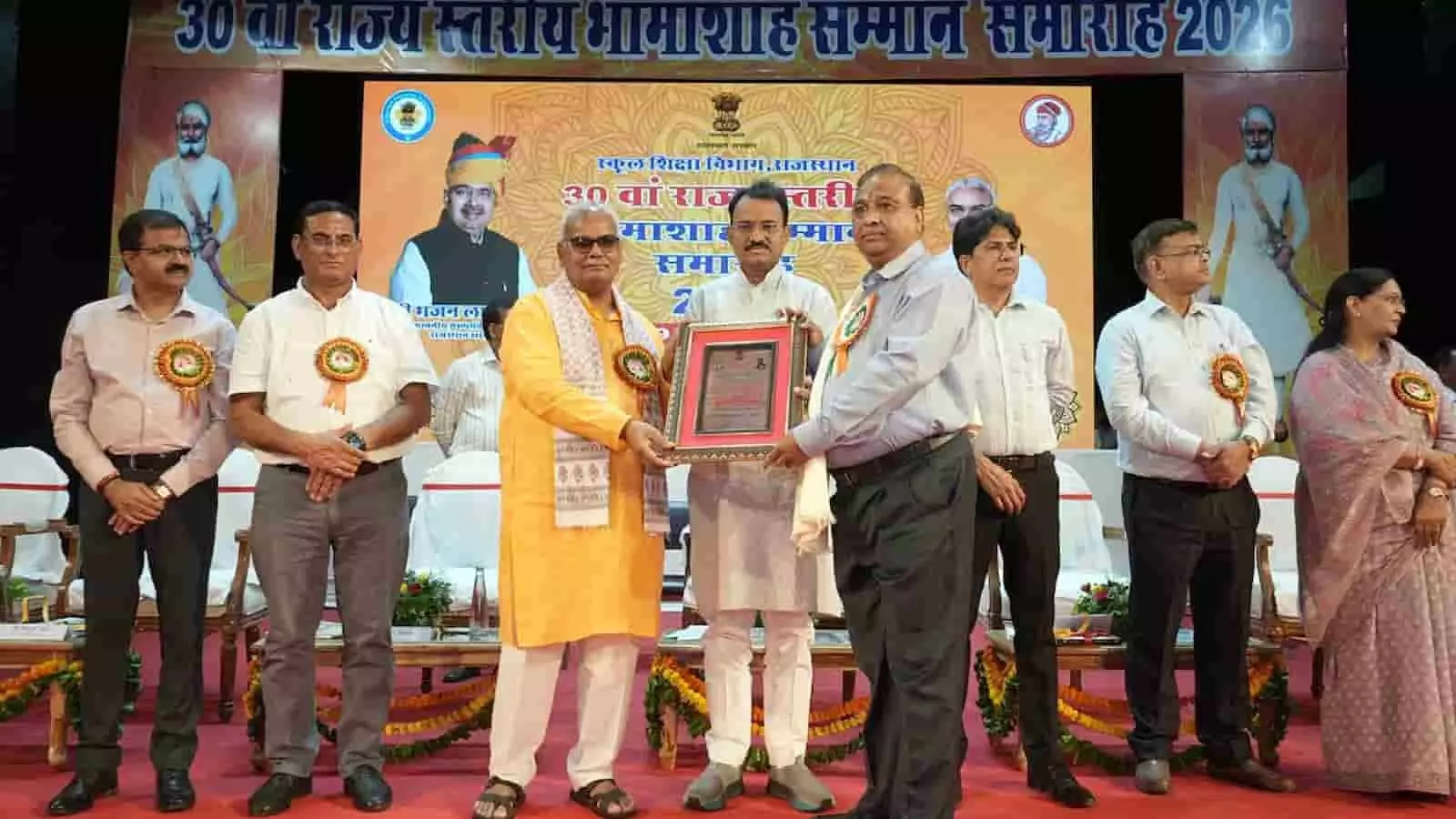 समारोह में मंच पर अतिथियों द्वारा मनोहर अग्रवाल को पुरस्कार प्रदान किया जा रहा है। समारोह में मंच पर अतिथियों द्वारा मनोहर अग्रवाल को पुरस्कार प्रदान किया जा रहा है।