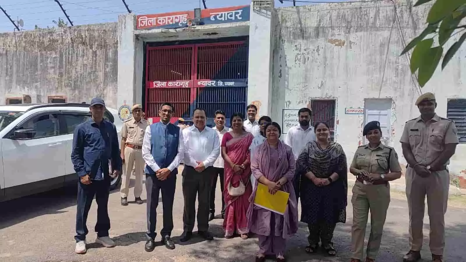 जिला कारागृह ब्यावर के मुख्य गेट के बाहर खड़े प्रशासनिक, पुलिस और न्यायिक अधिकारी।