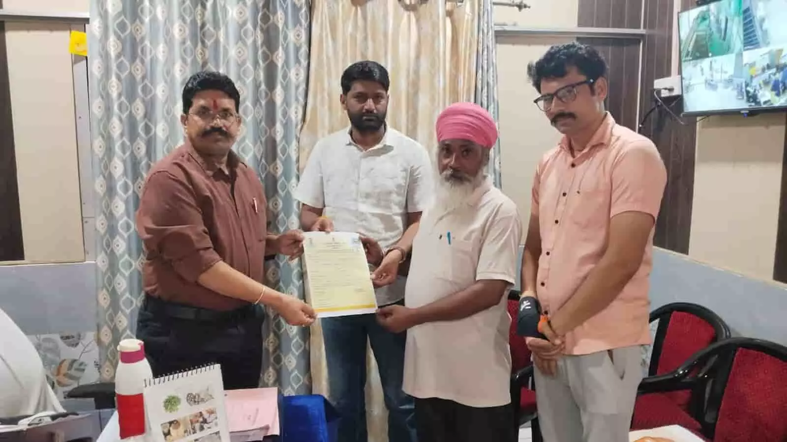 सीकरी नगर पालिका में अधिकारी एक बुजुर्ग व्यक्ति को पट्टा प्रदान कर रहे हैं। सीकरी नगर पालिका में अधिकारी एक बुजुर्ग व्यक्ति को पट्टा प्रदान कर रहे हैं।