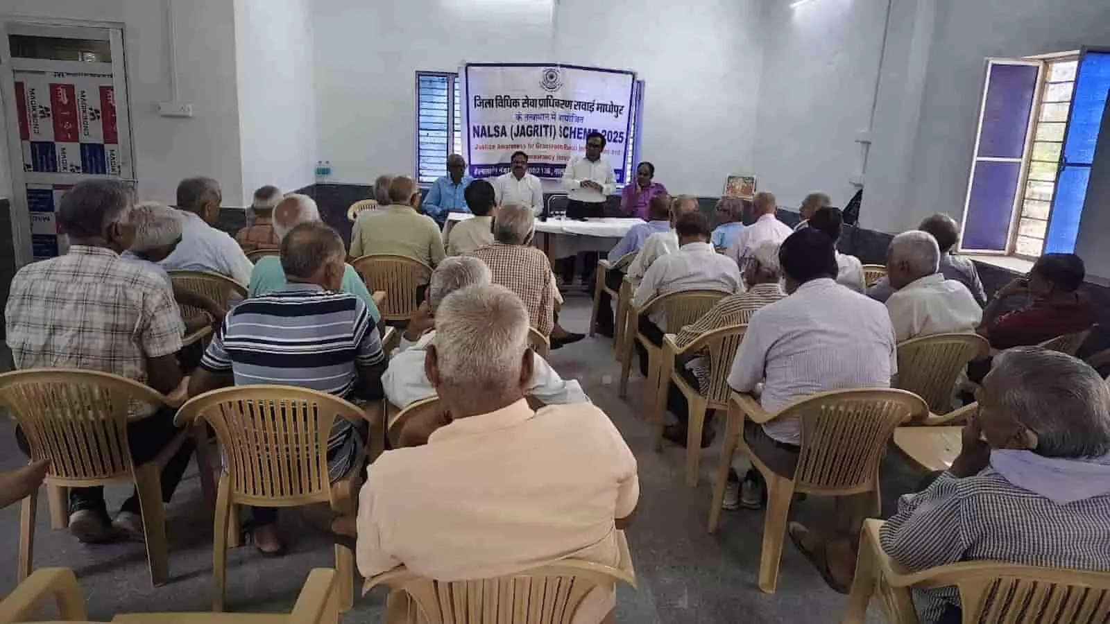 विधिक जागरूकता शिविर में मंच पर बोलते अधिकारी और कुर्सियों पर बैठे वरिष्ठ नागरिक। विधिक जागरूकता शिविर में मंच पर बोलते अधिकारी और कुर्सियों पर बैठे वरिष्ठ नागरिक।