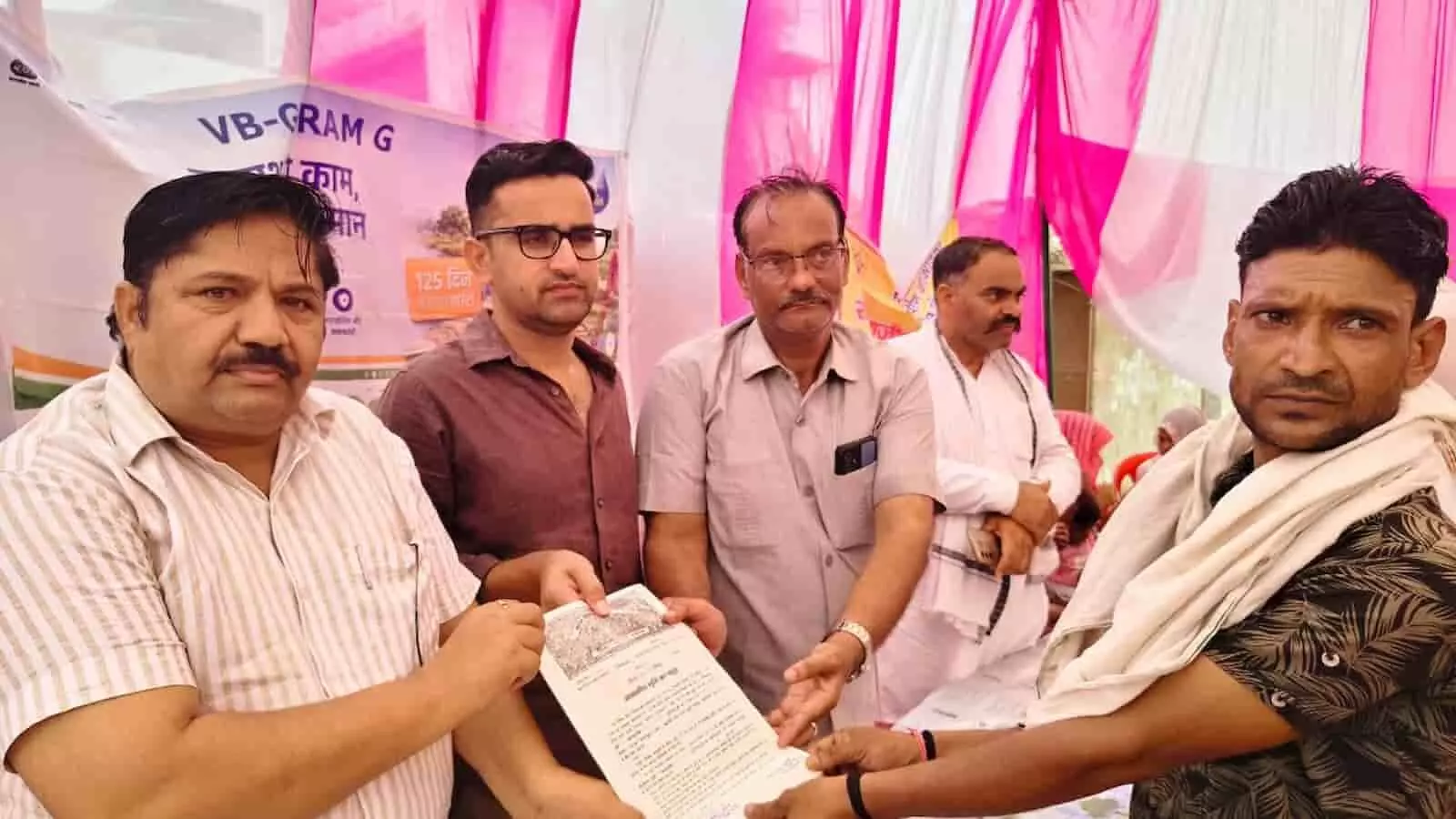 प्रशासनिक अधिकारी कामां में ग्रामीण सेवा शिविर के दौरान लाभार्थी को पट्टा दे रहे हैं। प्रशासनिक अधिकारी कामां में ग्रामीण सेवा शिविर के दौरान लाभार्थी को पट्टा दे रहे हैं।