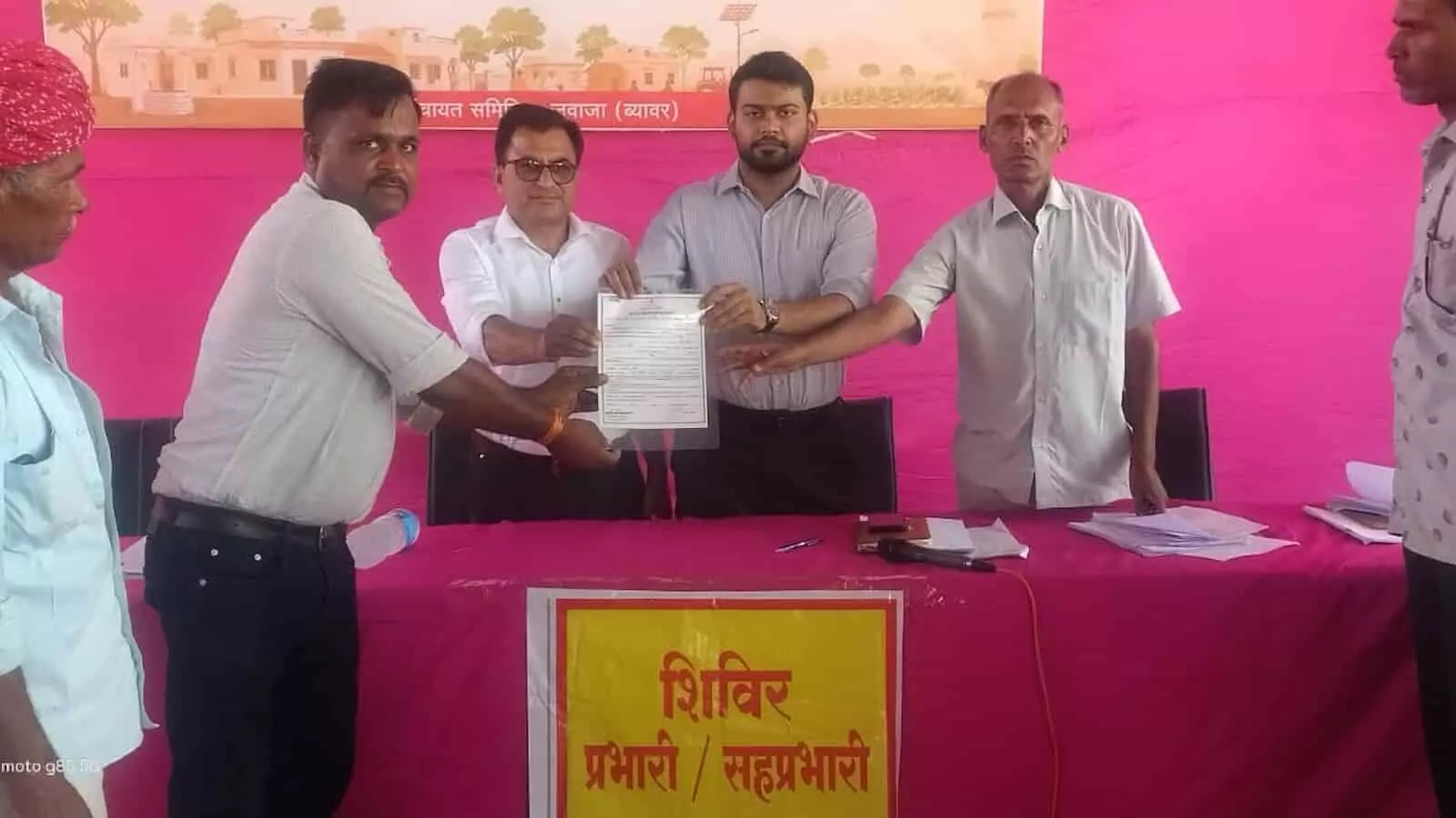 ब्यावर के सुरड़िया शिविर में अधिकारी लाभार्थियों को दस्तावेज सौंपते हुए दिखाई दे रहे हैं। ब्यावर के सुरड़िया शिविर में अधिकारी लाभार्थियों को दस्तावेज सौंपते हुए दिखाई दे रहे हैं।
