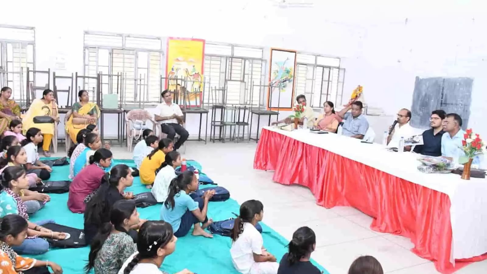 तस्वीर में सवाई माधोपुर के स्कूल में मंच पर बैठे अधिकारी और सामने बैठीं छात्राएं। तस्वीर में सवाई माधोपुर के स्कूल में मंच पर बैठे अधिकारी और सामने बैठीं छात्राएं।