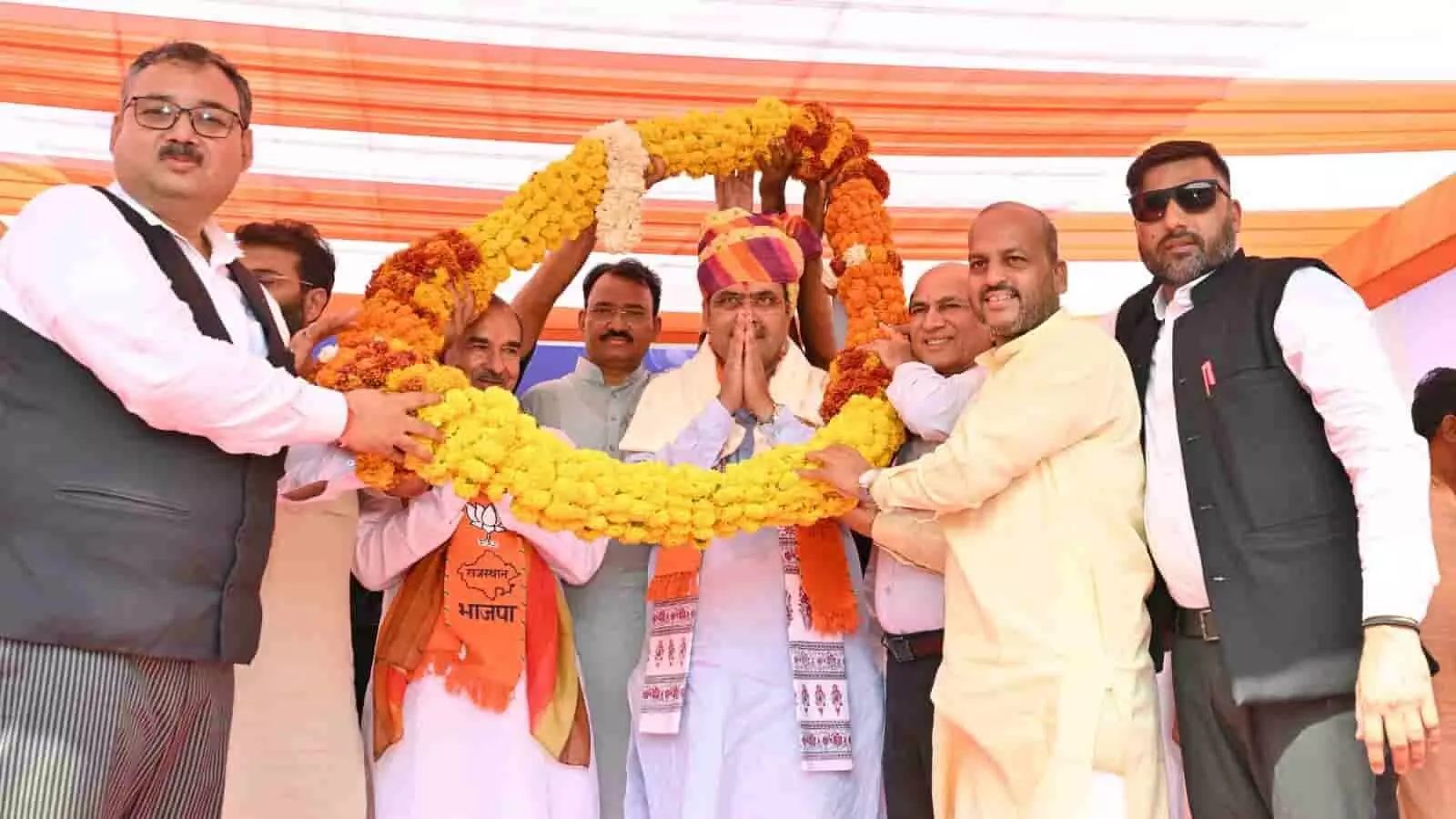 मुख्यमंत्री भजनलाल शर्मा को जयपुर में फूलों का बड़ा हार पहना रहे कार्यकर्ता। मुख्यमंत्री भजनलाल शर्मा को जयपुर में फूलों का बड़ा हार पहना रहे कार्यकर्ता।