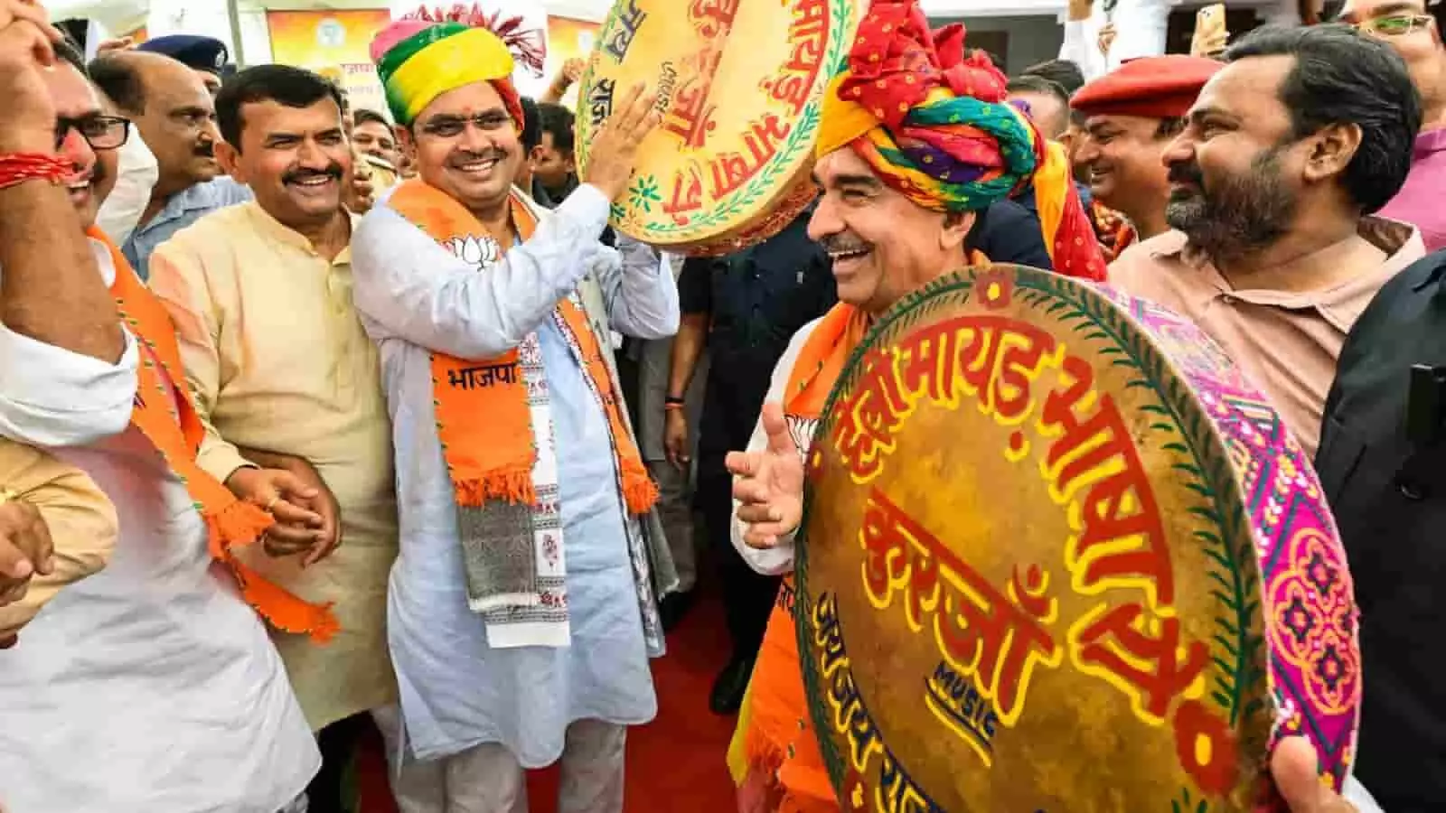 तस्वीर में मुख्यमंत्री भजनलाल शर्मा और अन्य नेता खुशी में पारंपरिक वाद्य बजा रहे हैं। तस्वीर में मुख्यमंत्री भजनलाल शर्मा और अन्य नेता खुशी में पारंपरिक वाद्य बजा रहे हैं।
