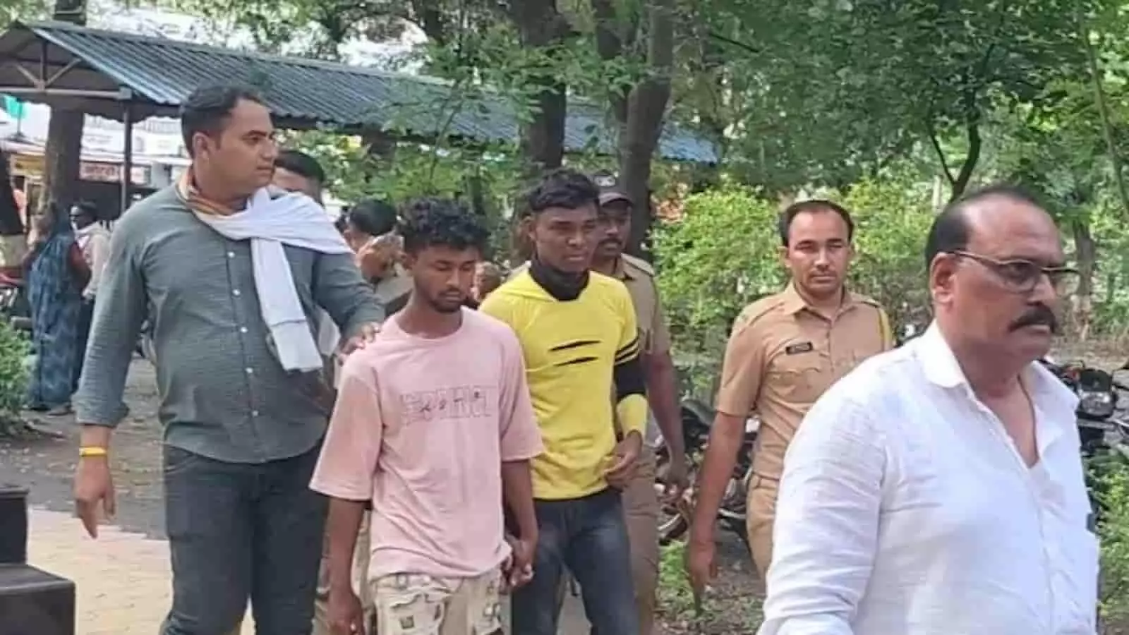 तस्वीर में पुलिसकर्मी कुछ संदिग्ध युवकों को हिरासत में ले जाते दिख रहे हैं।