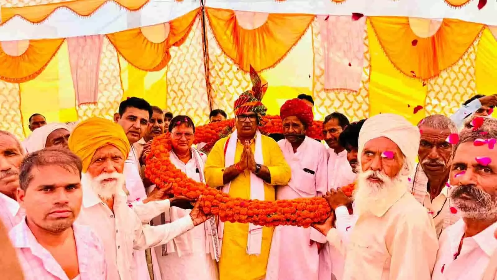 तस्वीर में ग्रामीण मंत्री जवाहर सिंह बेढ़म को बड़ी माला पहना रहे हैं। तस्वीर में ग्रामीण मंत्री जवाहर सिंह बेढ़म को बड़ी माला पहना रहे हैं।