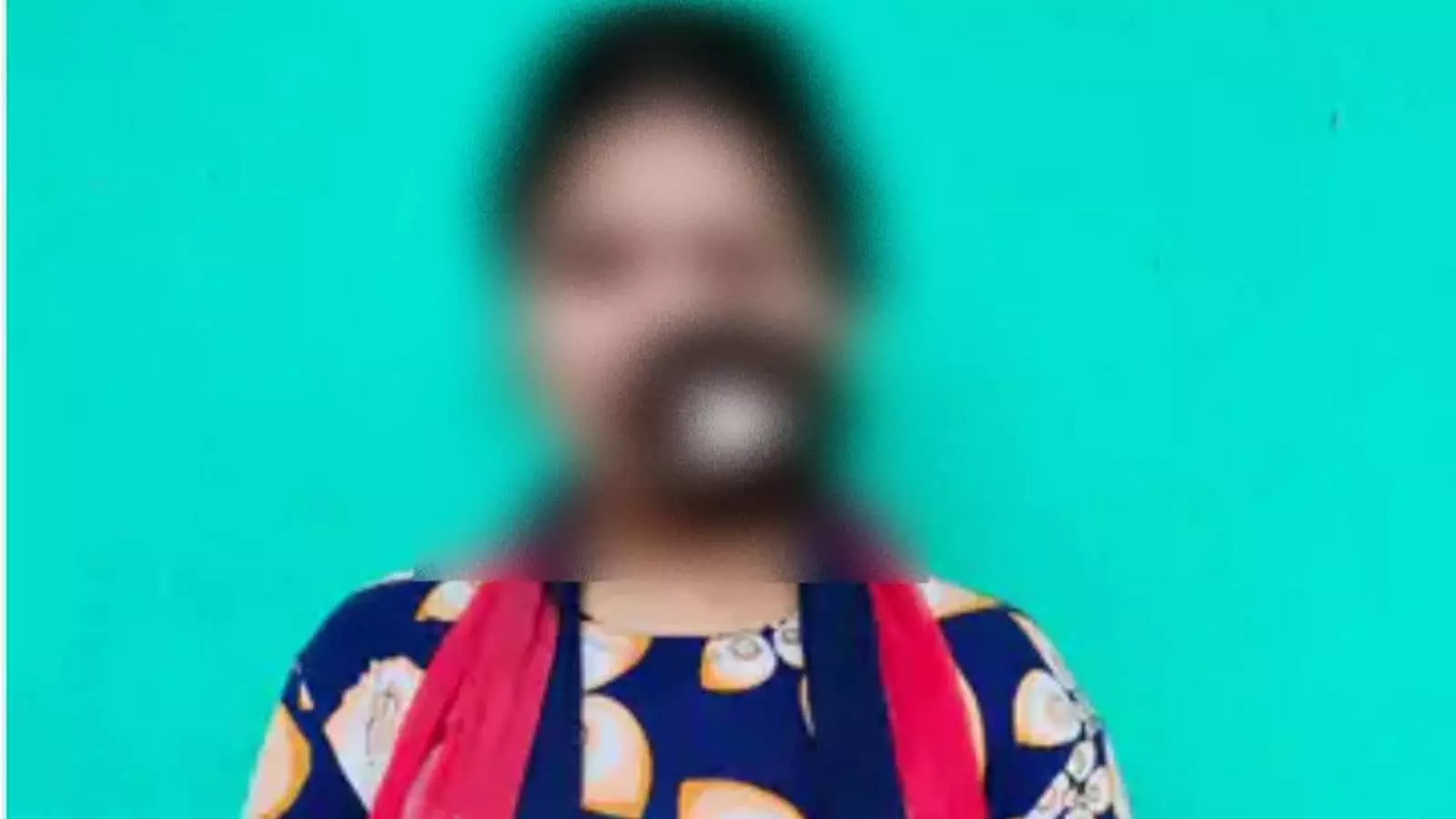 हरी पृष्ठभूमि के सामने खड़ी युवती, जिसका चेहरा धुंधला किया गया है। हरी पृष्ठभूमि के सामने खड़ी युवती, जिसका चेहरा धुंधला किया गया है।