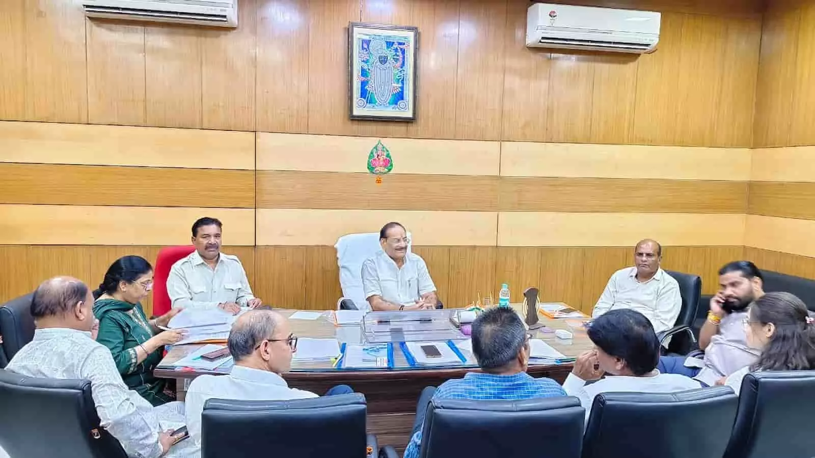 कोटा नागरिक सहकारी बैंक के कार्यालय में बोर्ड बैठक करते अध्यक्ष और अन्य पदाधिकारी। कोटा नागरिक सहकारी बैंक के कार्यालय में बोर्ड बैठक करते अध्यक्ष और अन्य पदाधिकारी।