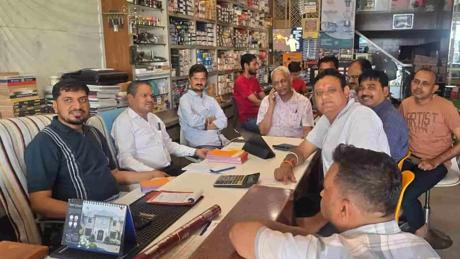 तस्वीर में एक दुकान के अंदर बैठक करते हुए संयुक्त व्यापार महासंघ के पदाधिकारी और स्थानीय व्यापारी। तस्वीर में एक दुकान के अंदर बैठक करते हुए संयुक्त व्यापार महासंघ के पदाधिकारी और स्थानीय व्यापारी।