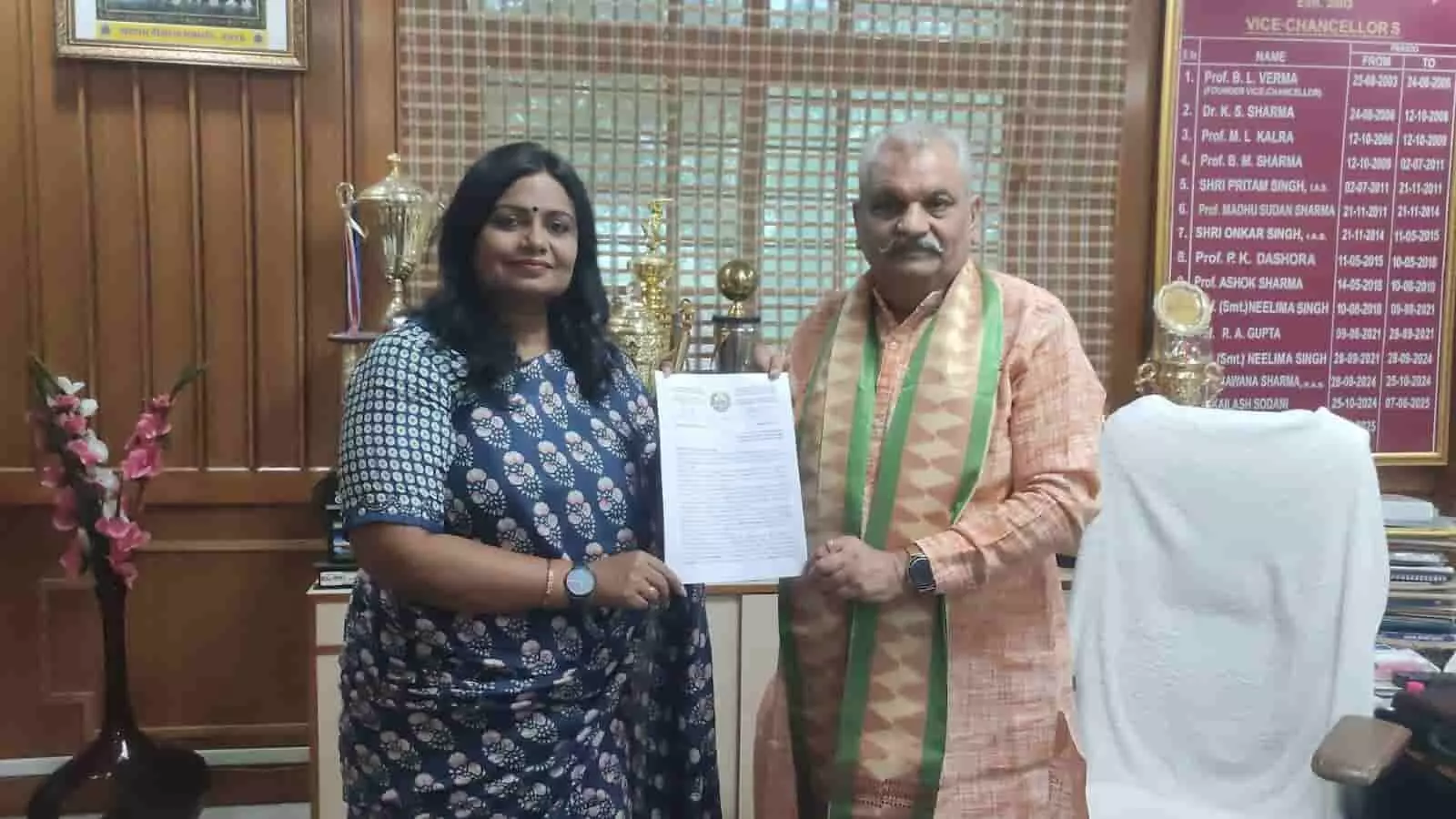 कोटा विश्वविद्यालय के कुलगुरु और विभागाध्यक्ष आधिकारिक पत्र के साथ कार्यालय में खड़े हैं। कोटा विश्वविद्यालय के कुलगुरु और विभागाध्यक्ष आधिकारिक पत्र के साथ कार्यालय में खड़े हैं।