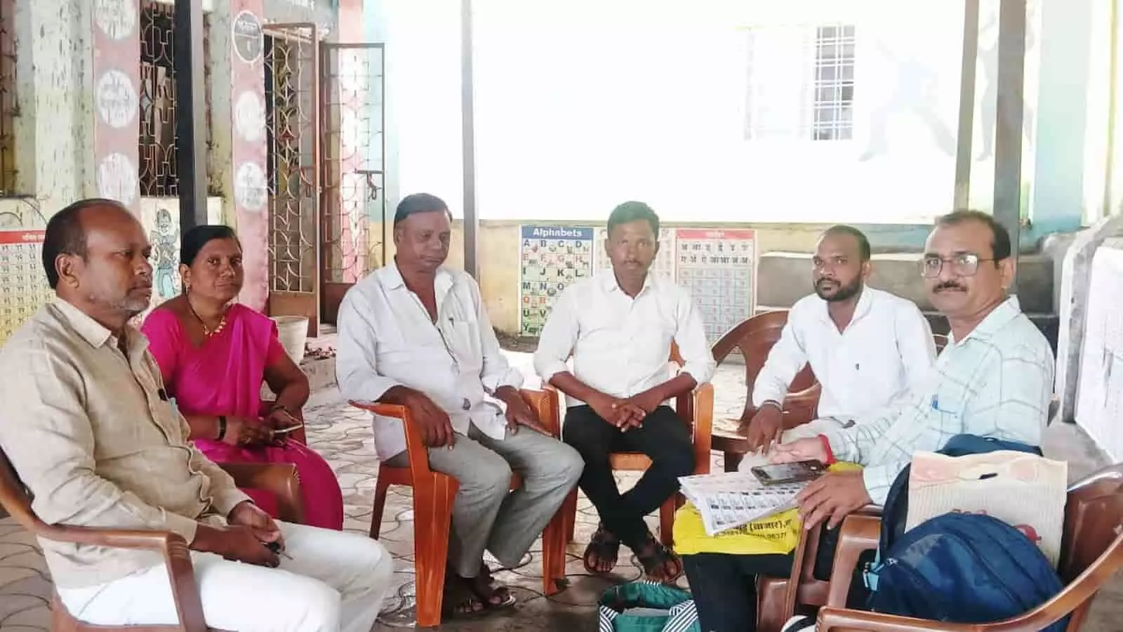 विद्यालय परिसर में कुर्सियों पर बैठकर मतदाता सूची पुनरीक्षण बैठक करते पदाधिकारी और ग्रामवासी। विद्यालय परिसर में कुर्सियों पर बैठकर मतदाता सूची पुनरीक्षण बैठक करते पदाधिकारी और ग्रामवासी।