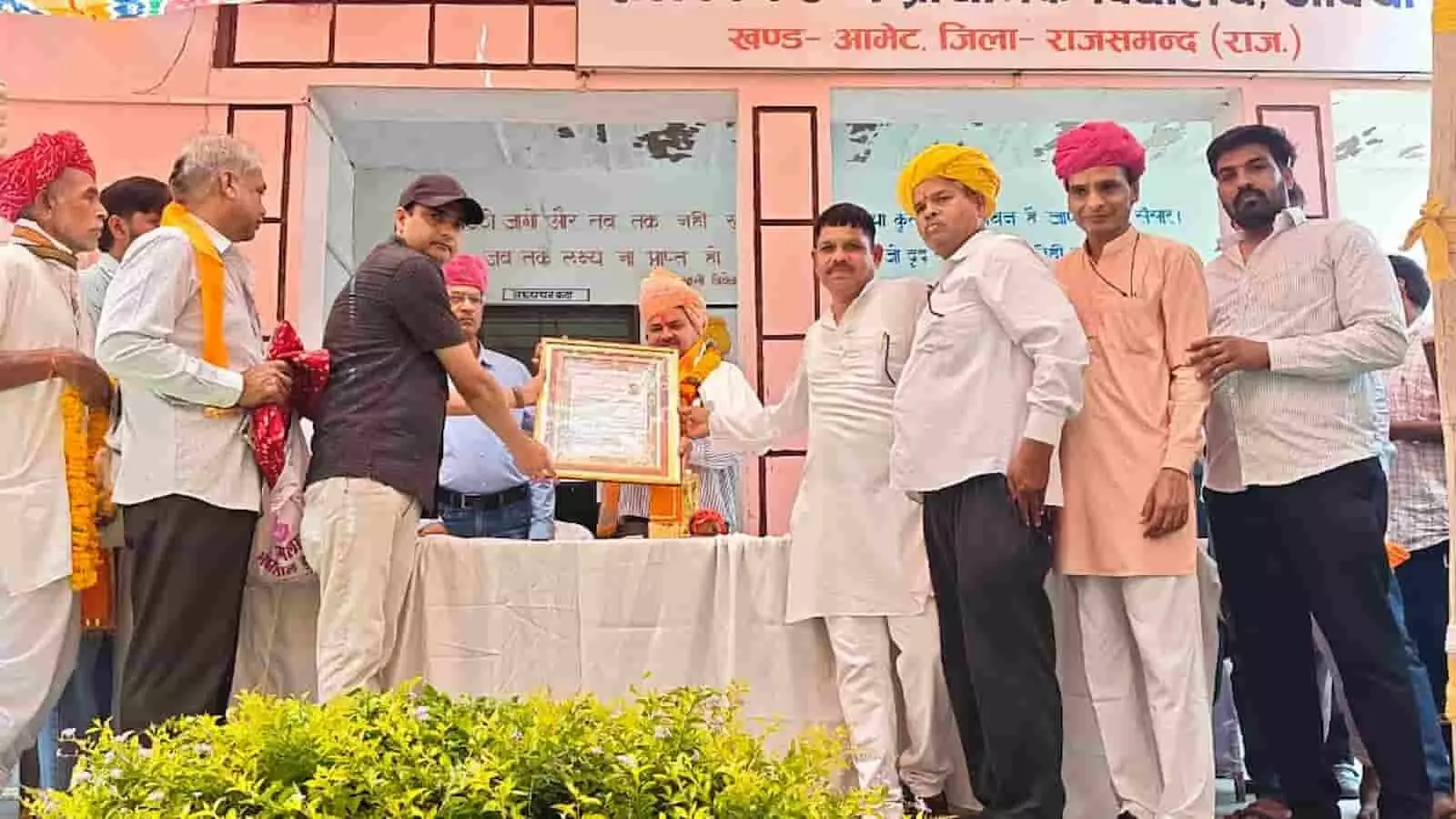 तस्वीर में विद्यालय के मंच पर खड़े लोग संस्था प्रधान को अभिनंदन पत्र भेंट कर सम्मानित कर रहे हैं। तस्वीर में विद्यालय के मंच पर खड़े लोग संस्था प्रधान को अभिनंदन पत्र भेंट कर सम्मानित कर रहे हैं।