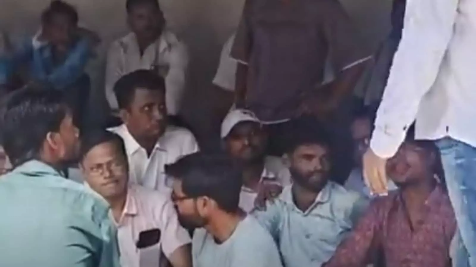 तस्वीर में कोटा विद्युत कंपनी लापरवाही मामले के विरोध प्रदर्शन के दौरान बैठक करते लोग दिख रहे हैं। तस्वीर में कोटा विद्युत कंपनी लापरवाही मामले के विरोध प्रदर्शन के दौरान बैठक करते लोग दिख रहे हैं।