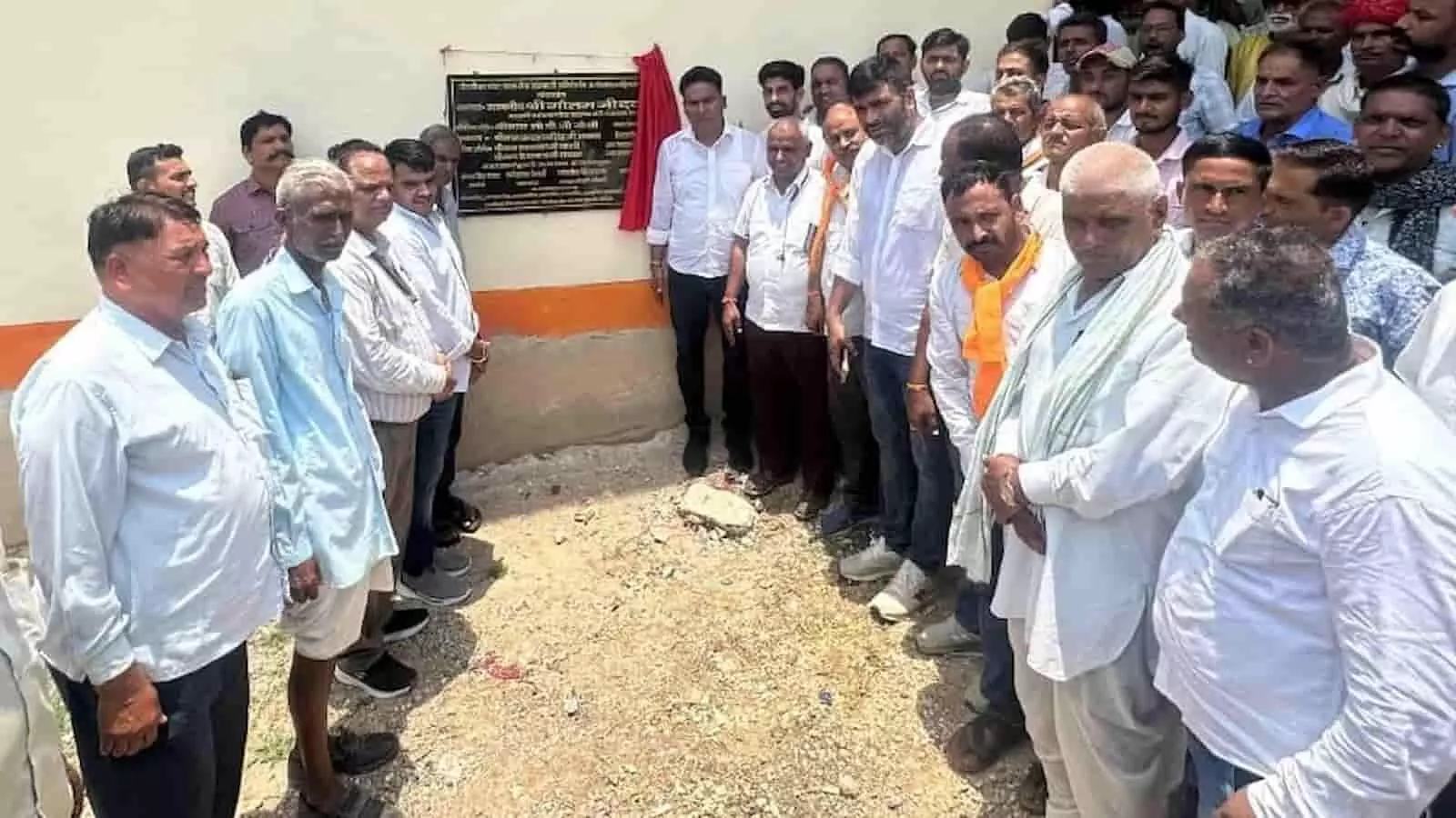 विधायक चंद्रभान सिंह आक्या चित्तौड़गढ़ के धीरजी खेड़ा में सहकारी गोदाम का उद्घाटन कर रहे हैं। विधायक चंद्रभान सिंह आक्या चित्तौड़गढ़ के धीरजी खेड़ा में सहकारी गोदाम का उद्घाटन कर रहे हैं।