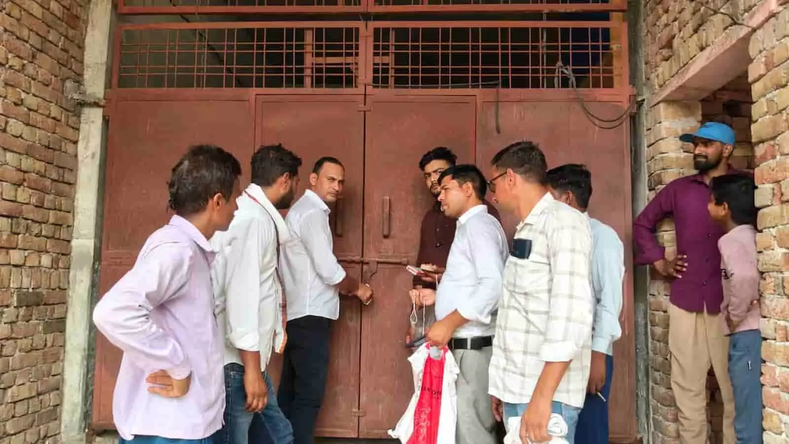 नगर परिषद के अधिकारी डीग में एक कोचिंग संस्थान के मुख्य द्वार को सील कर रहे हैं। नगर परिषद के अधिकारी डीग में एक कोचिंग संस्थान के मुख्य द्वार को सील कर रहे हैं।