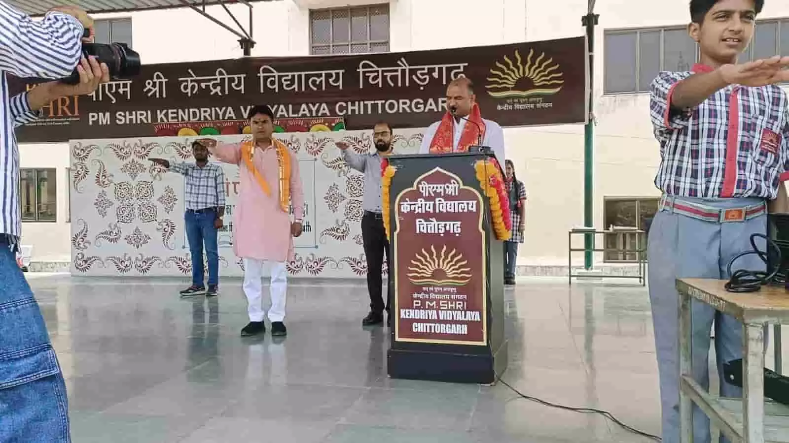सांसद और विधायक चित्तौड़गढ़ केंद्रीय विद्यालय में छात्रों को नशा मुक्ति की शपथ दिला रहे हैं। सांसद और विधायक चित्तौड़गढ़ केंद्रीय विद्यालय में छात्रों को नशा मुक्ति की शपथ दिला रहे हैं।