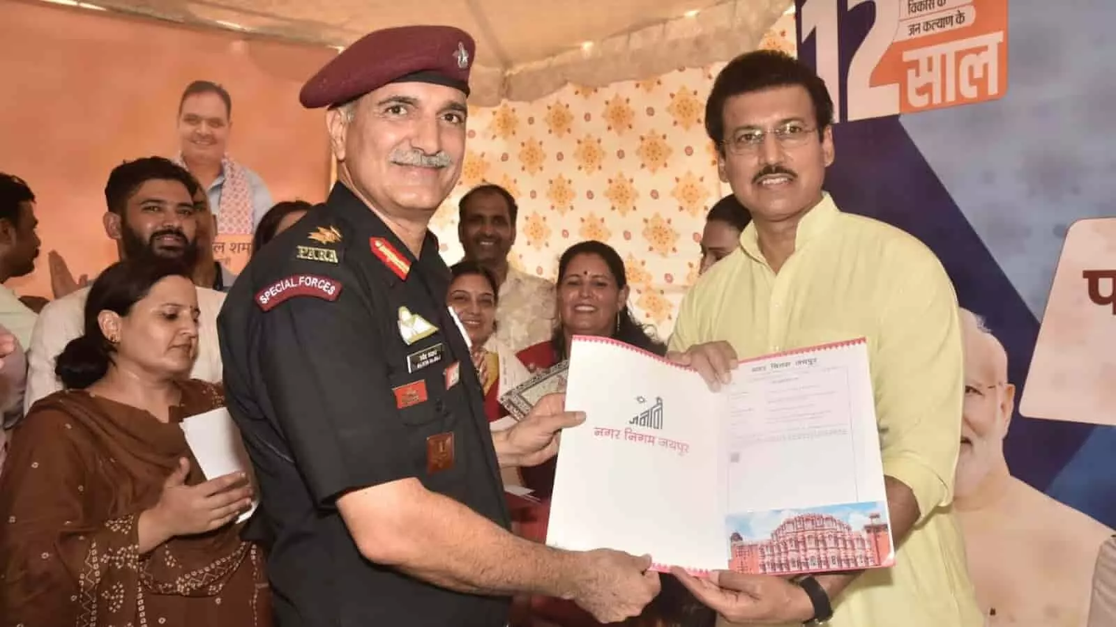 तस्वीर में कैबिनेट मंत्री कर्नल राज्यवर्धन सिंह राठौड़ शिविर में लाभार्थी को मकान का पट्टा सौंपते हुए। तस्वीर में कैबिनेट मंत्री कर्नल राज्यवर्धन सिंह राठौड़ शिविर में लाभार्थी को मकान का पट्टा सौंपते हुए।