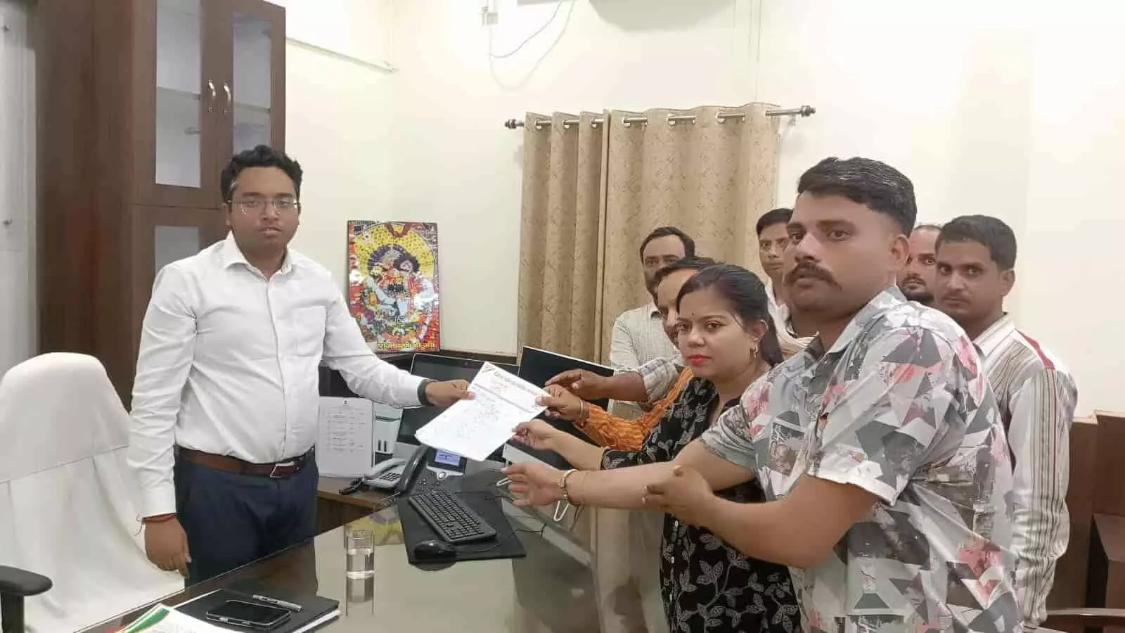 डीग में महिला कांग्रेस प्रतिनिधिमंडल द्वारा जिला अधिकारी को ज्ञापन सौंपा जा रहा है। डीग में महिला कांग्रेस प्रतिनिधिमंडल द्वारा जिला अधिकारी को ज्ञापन सौंपा जा रहा है।