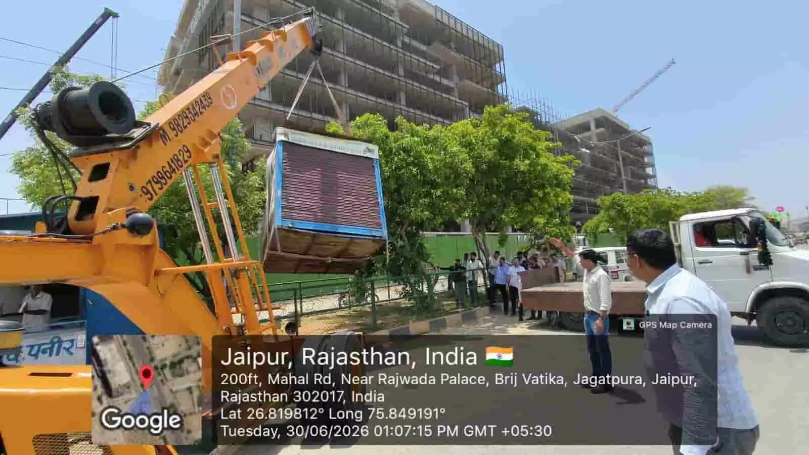 क्रेन से अस्थाई केबिन हटाती नगर निगम जयपुर की टीम महल रोड पर अतिक्रमण विरोधी कार्रवाई के दौरान। क्रेन से अस्थाई केबिन हटाती नगर निगम जयपुर की टीम महल रोड पर अतिक्रमण विरोधी कार्रवाई के दौरान।
