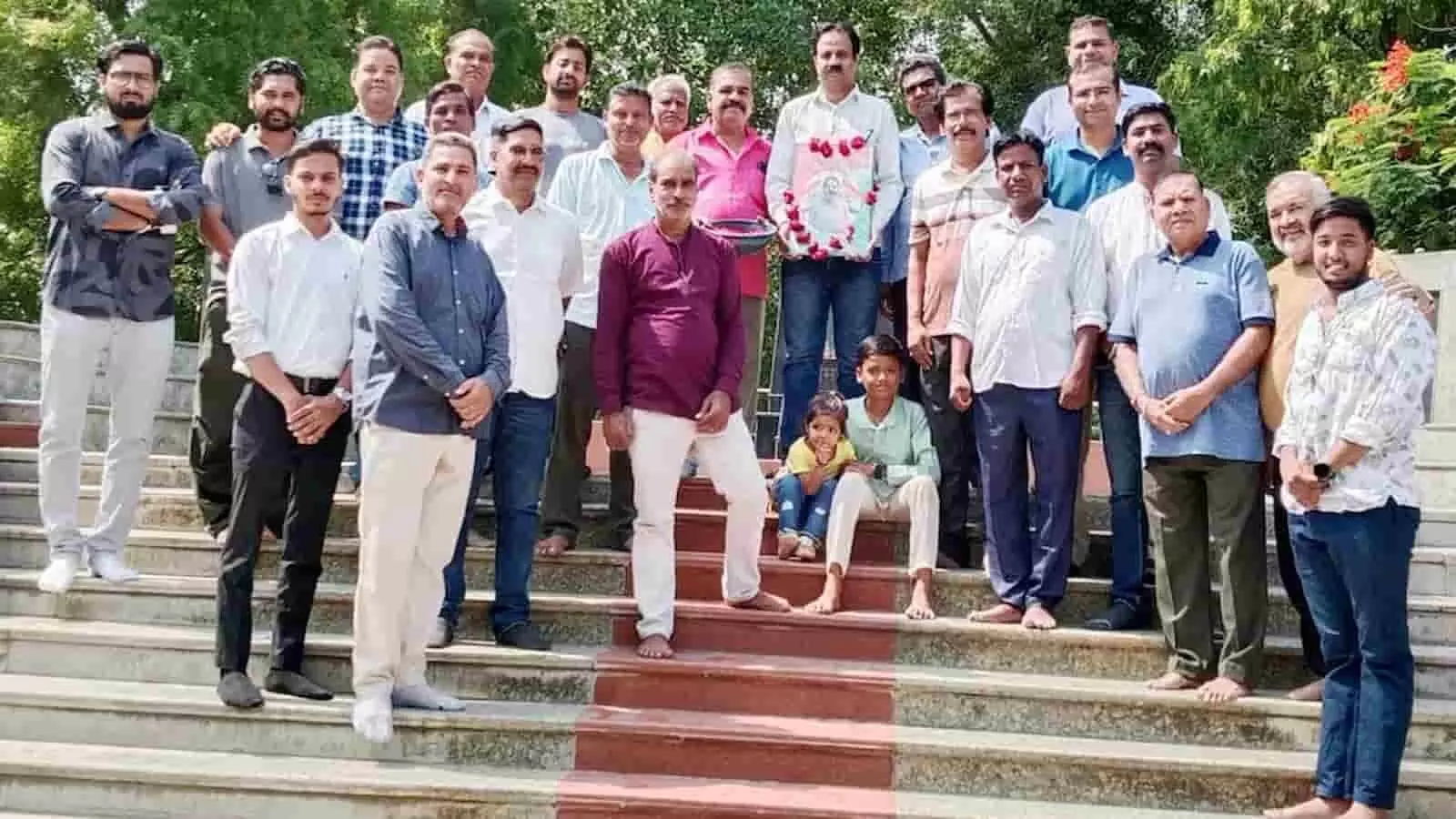 चित्तौड़गढ़ में अखिल भारतीय जीनगर समाज के सदस्य शहीद बीरबल सिंह जीनगर की तस्वीर के साथ खड़े हैं। चित्तौड़गढ़ में अखिल भारतीय जीनगर समाज के सदस्य शहीद बीरबल सिंह जीनगर की तस्वीर के साथ खड़े हैं।