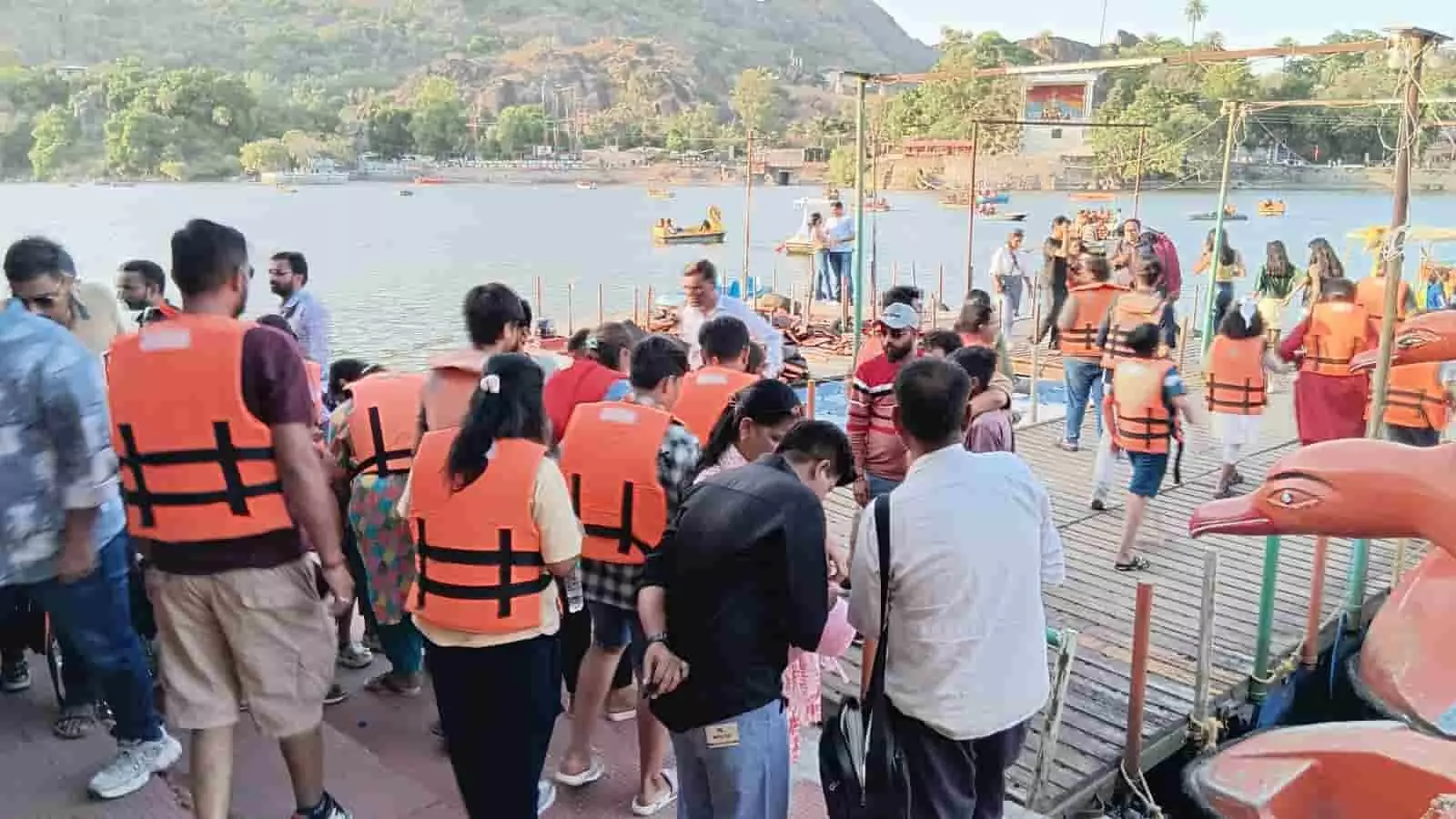 माउंट आबू में पर्यटकों की भारी भीड़, पिछले चार दिनों में आए एक लाख सैलानी