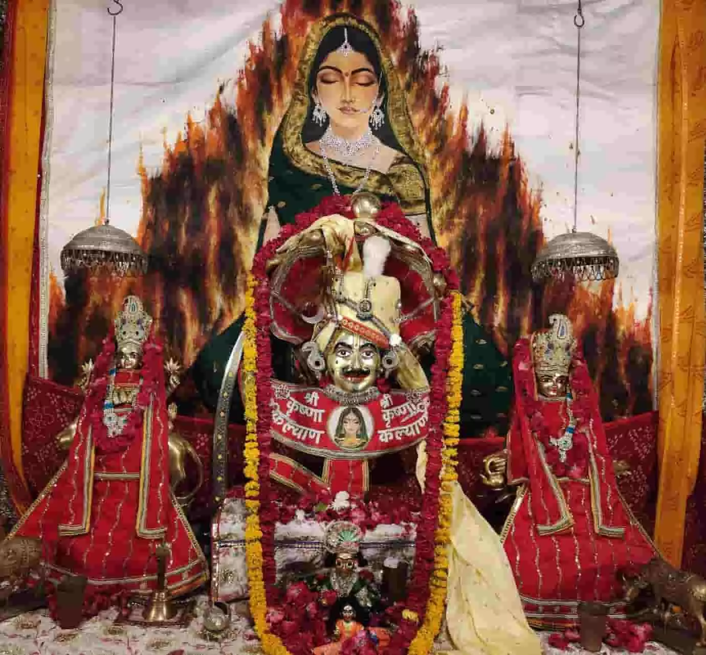 श्री कल्लाजी वेदपीठ में फूलों से सजी ठाकुर जी की प्रतिमाएं प्रदर्शित हैं। श्री कल्लाजी वेदपीठ में फूलों से सजी ठाकुर जी की प्रतिमाएं प्रदर्शित हैं।