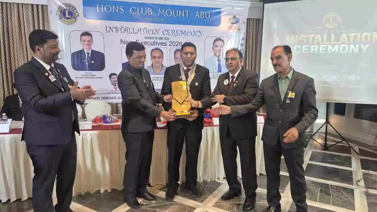 माउंट आबू लायंस क्लब के शपथ ग्रहण समारोह में अजय बंसल को स्मृति चिन्ह भेंट करते पदाधिकारी। माउंट आबू लायंस क्लब के शपथ ग्रहण समारोह में अजय बंसल को स्मृति चिन्ह भेंट करते पदाधिकारी।
