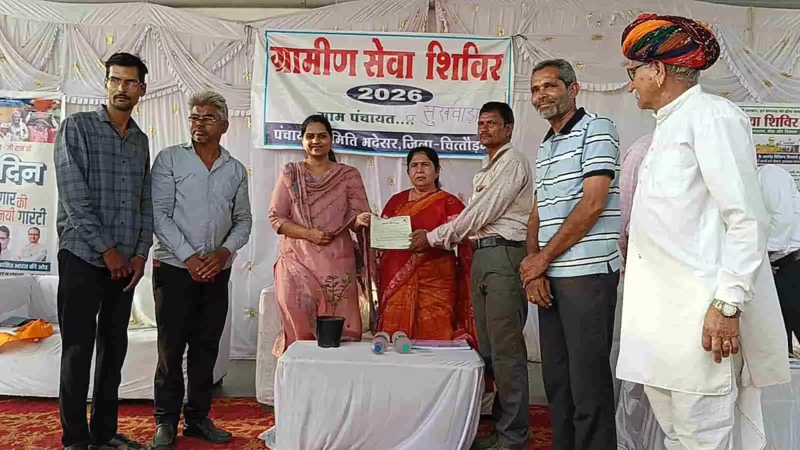 सुखवाड़ा शिविर में लाभार्थियों को पट्टा प्रदान करतीं प्रभारी मंत्री डॉ. मंजू बाघमार। सुखवाड़ा शिविर में लाभार्थियों को पट्टा प्रदान करतीं प्रभारी मंत्री डॉ. मंजू बाघमार।