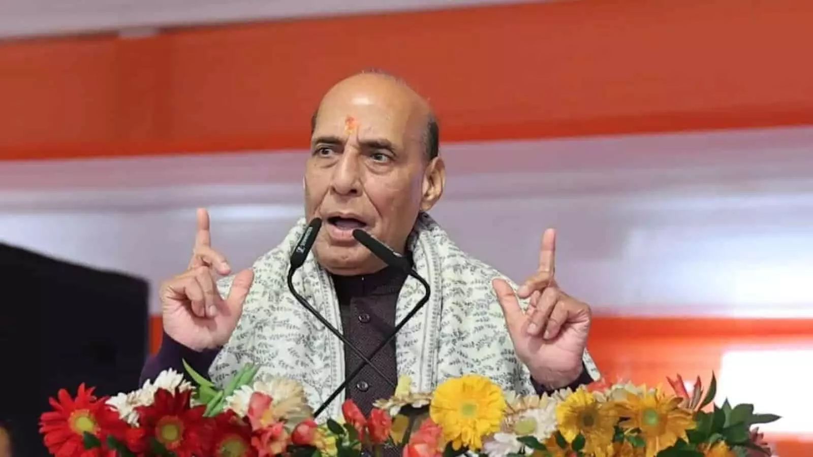 रक्षा मंत्री राजनाथ सिंह मंच से भाषण देते हुए वड़ोदरा में नजर आ रहे हैं।