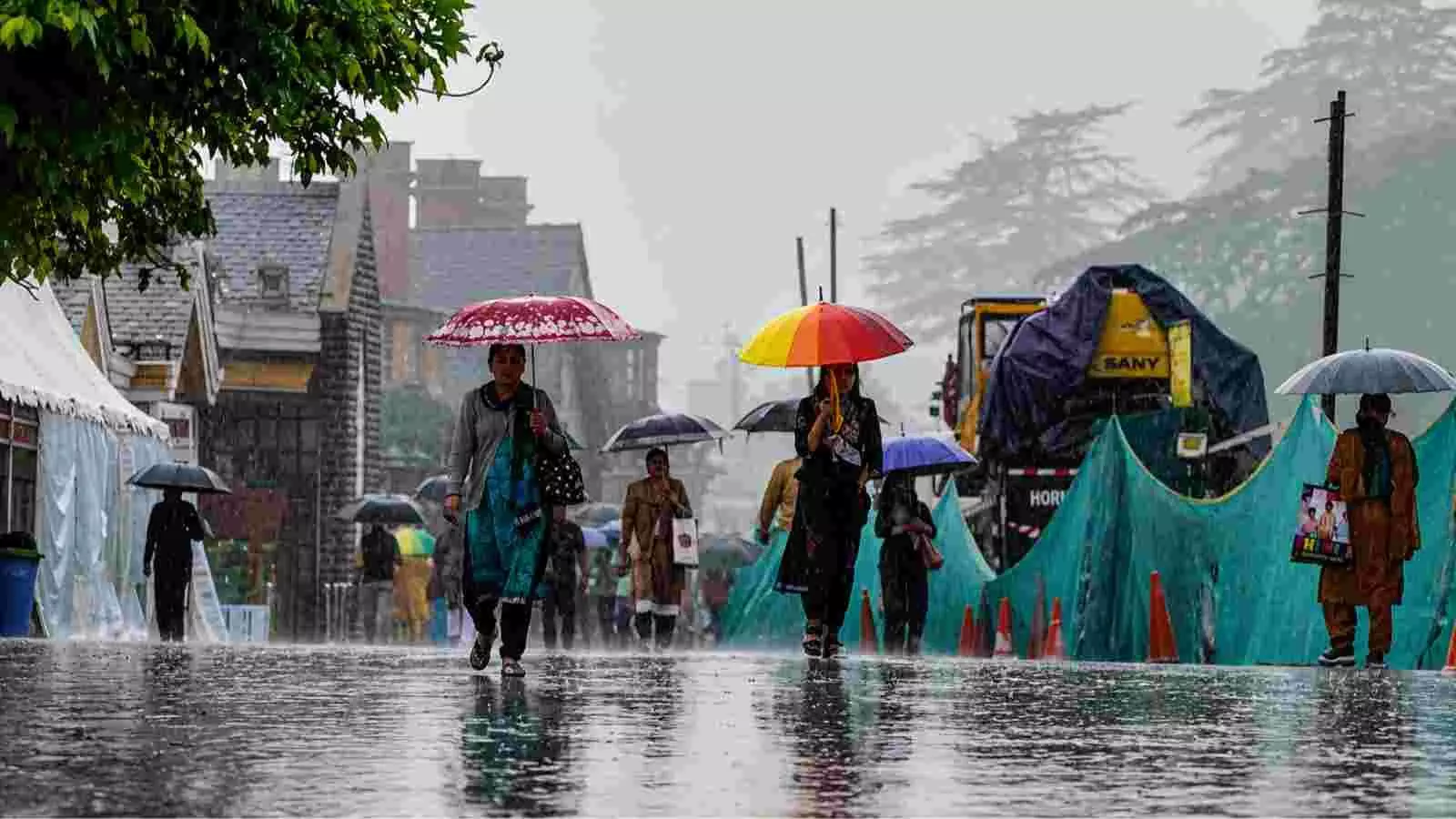 लोग उत्तर भारत के पहाड़ी क्षेत्रों में मानसून की बारिश के दौरान छाता लेकर सड़क पर चल रहे हैं। लोग उत्तर भारत के पहाड़ी क्षेत्रों में मानसून की बारिश के दौरान छाता लेकर सड़क पर चल रहे हैं।