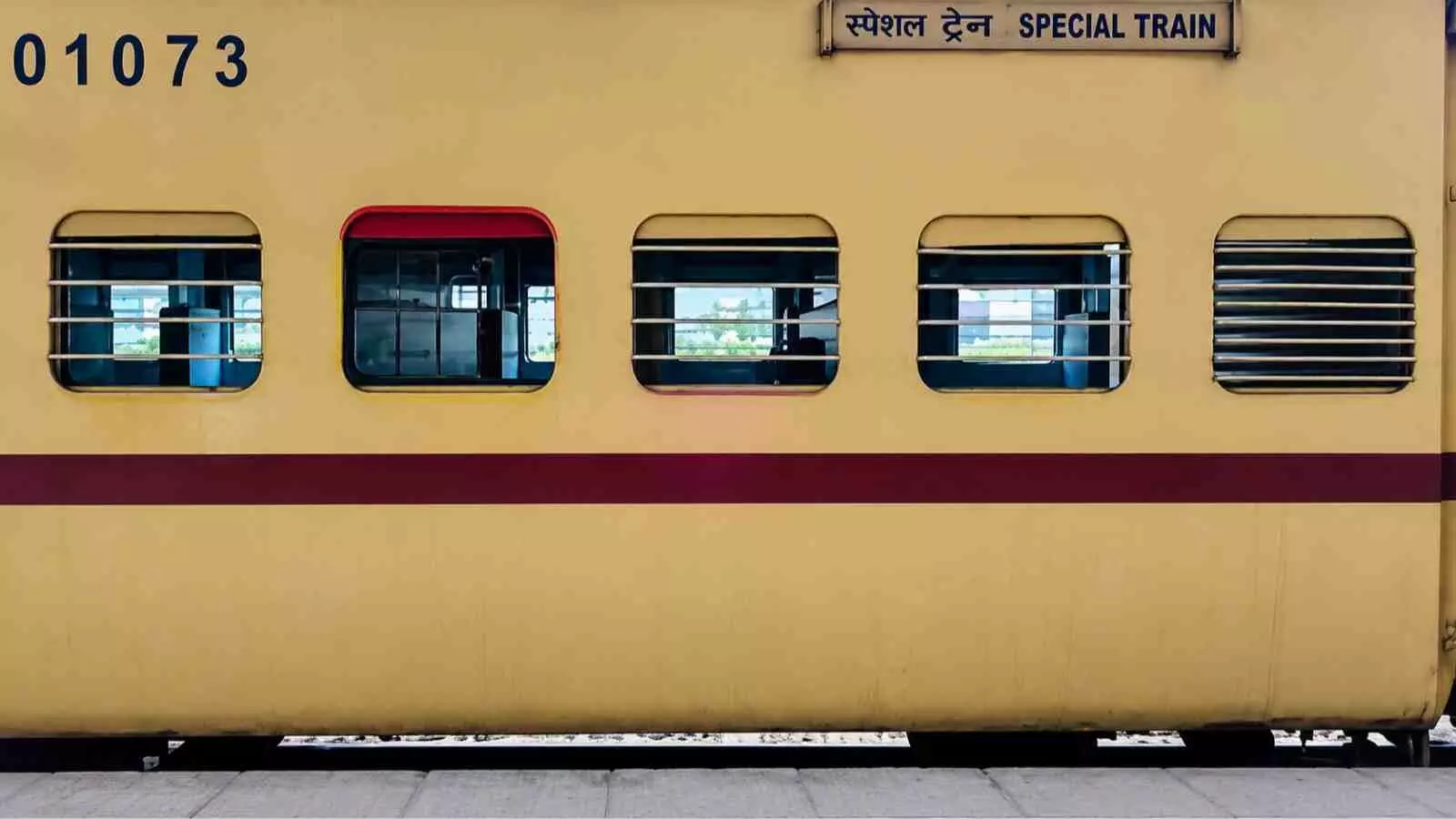 ट्रेन का डिब्बा रेवाड़ी में तकनीकी खराबी के दौरान इंजन से अलग हुआ।