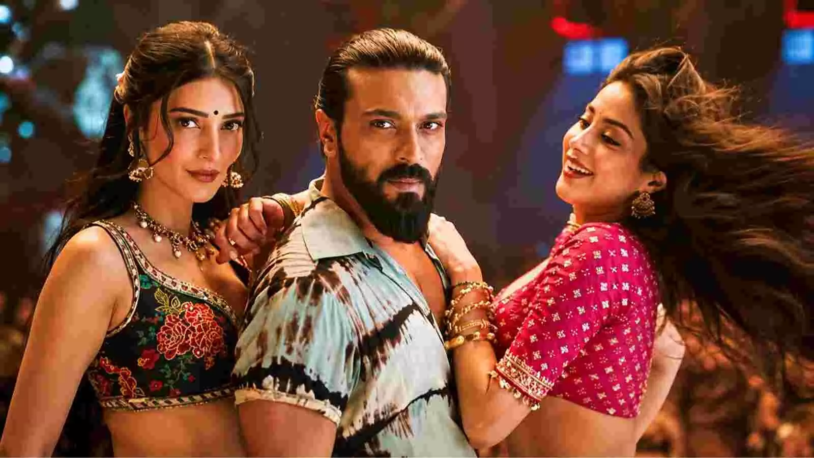 फिल्म के दृश्य में अभिनेत्री जान्हवी कपूर और अभिनेता राम चरण। फिल्म के दृश्य में अभिनेत्री जान्हवी कपूर और अभिनेता राम चरण।