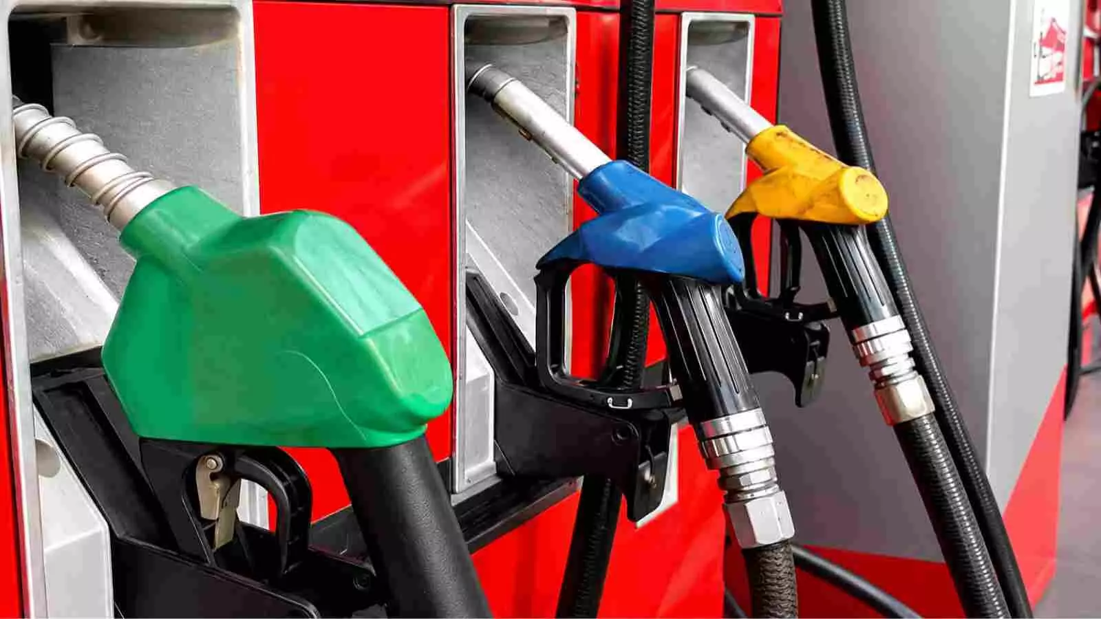2 साल बाद बड़ी राहत! Nayara Energy ने घटाए Petrol-Diesel के दाम, लाखों वाहन चालकों को फायदा|