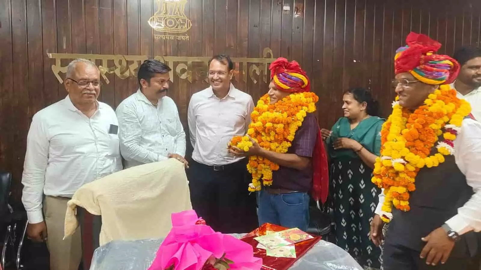 तस्वीर में पाली स्वास्थ्य भवन में आयोजित सेवानिवृत्ति समारोह के दौरान वरिष्ठ अधिकारी और अतिथि उपस्थित हैं। तस्वीर में पाली स्वास्थ्य भवन में आयोजित सेवानिवृत्ति समारोह के दौरान वरिष्ठ अधिकारी और अतिथि उपस्थित हैं।