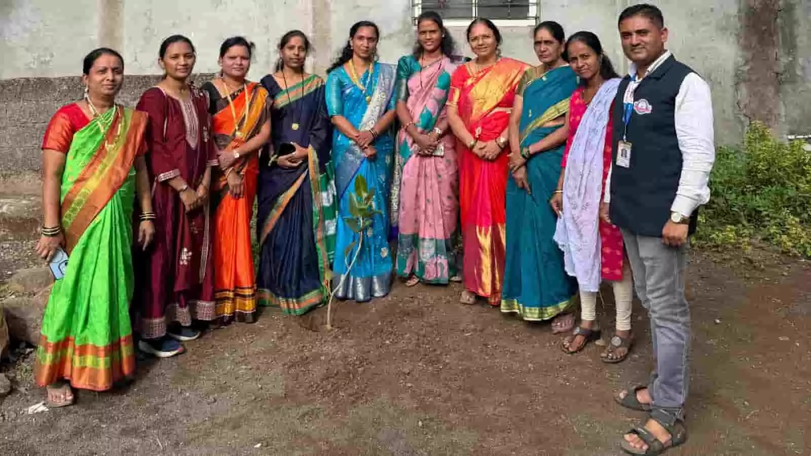तस्वीर में कोल्हापुर के स्कूल परिसर में रोपे गए पौधे के साथ जिजाऊ ब्रिगेड की महिला पदाधिकारी और शिक्षक खड़े दिख रहे हैं। तस्वीर में कोल्हापुर के स्कूल परिसर में रोपे गए पौधे के साथ जिजाऊ ब्रिगेड की महिला पदाधिकारी और शिक्षक खड़े दिख रहे हैं।