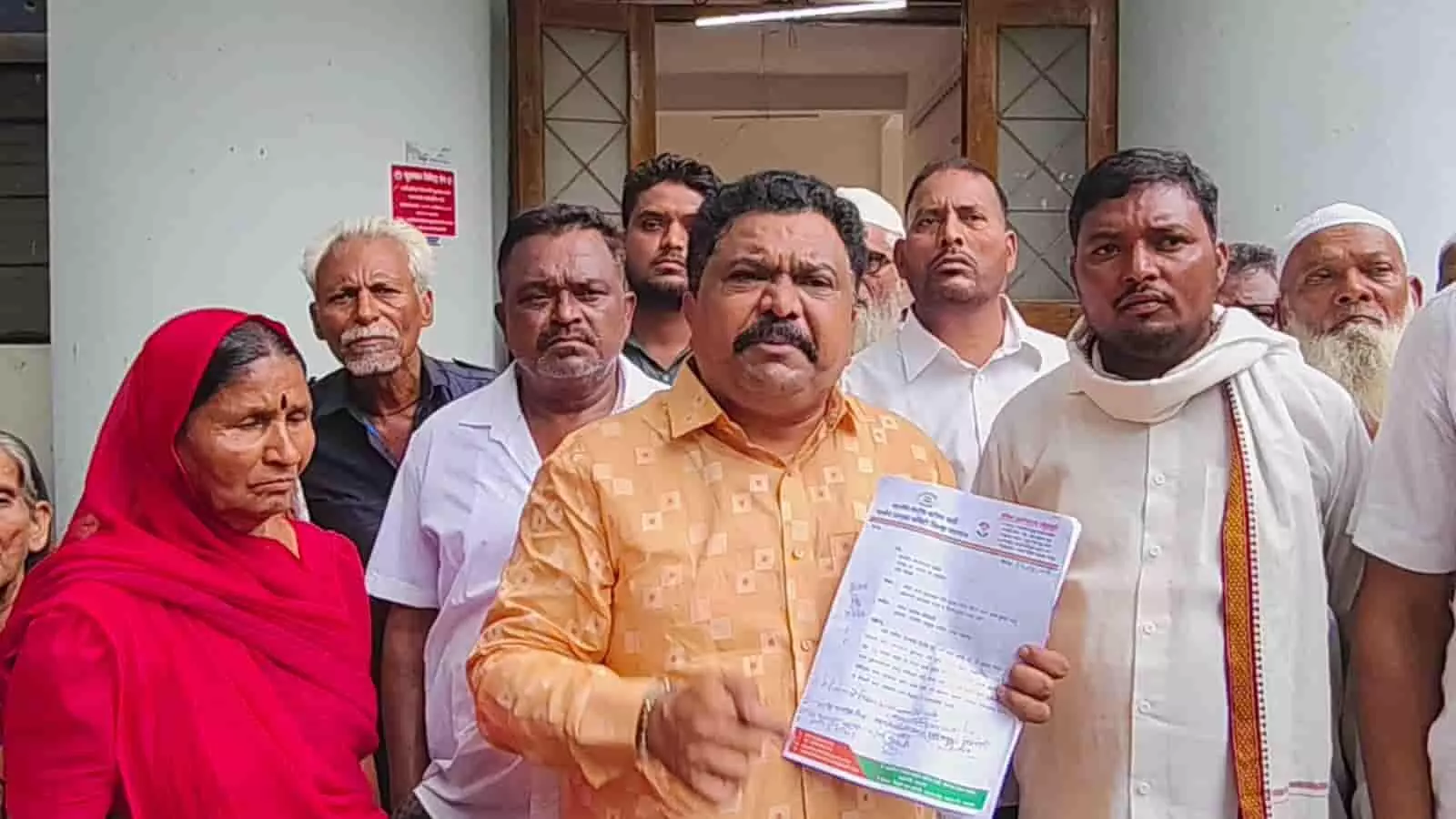 तस्वीर में कांग्रेस पदाधिकारी पाचोरा तहसील कार्यालय के बाहर हाथ में ज्ञापन लिए दिख रहे हैं। तस्वीर में कांग्रेस पदाधिकारी पाचोरा तहसील कार्यालय के बाहर हाथ में ज्ञापन लिए दिख रहे हैं।