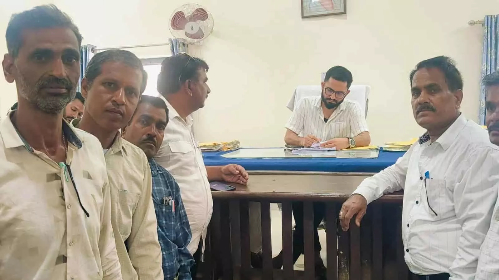 राजसमंद कलेक्टर कार्यालय में एनएच-58ई अतिक्रमण नोटिस के विरोध में ज्ञापन सौंपते ग्रामीणों की तस्वीर। राजसमंद कलेक्टर कार्यालय में एनएच-58ई अतिक्रमण नोटिस के विरोध में ज्ञापन सौंपते ग्रामीणों की तस्वीर।