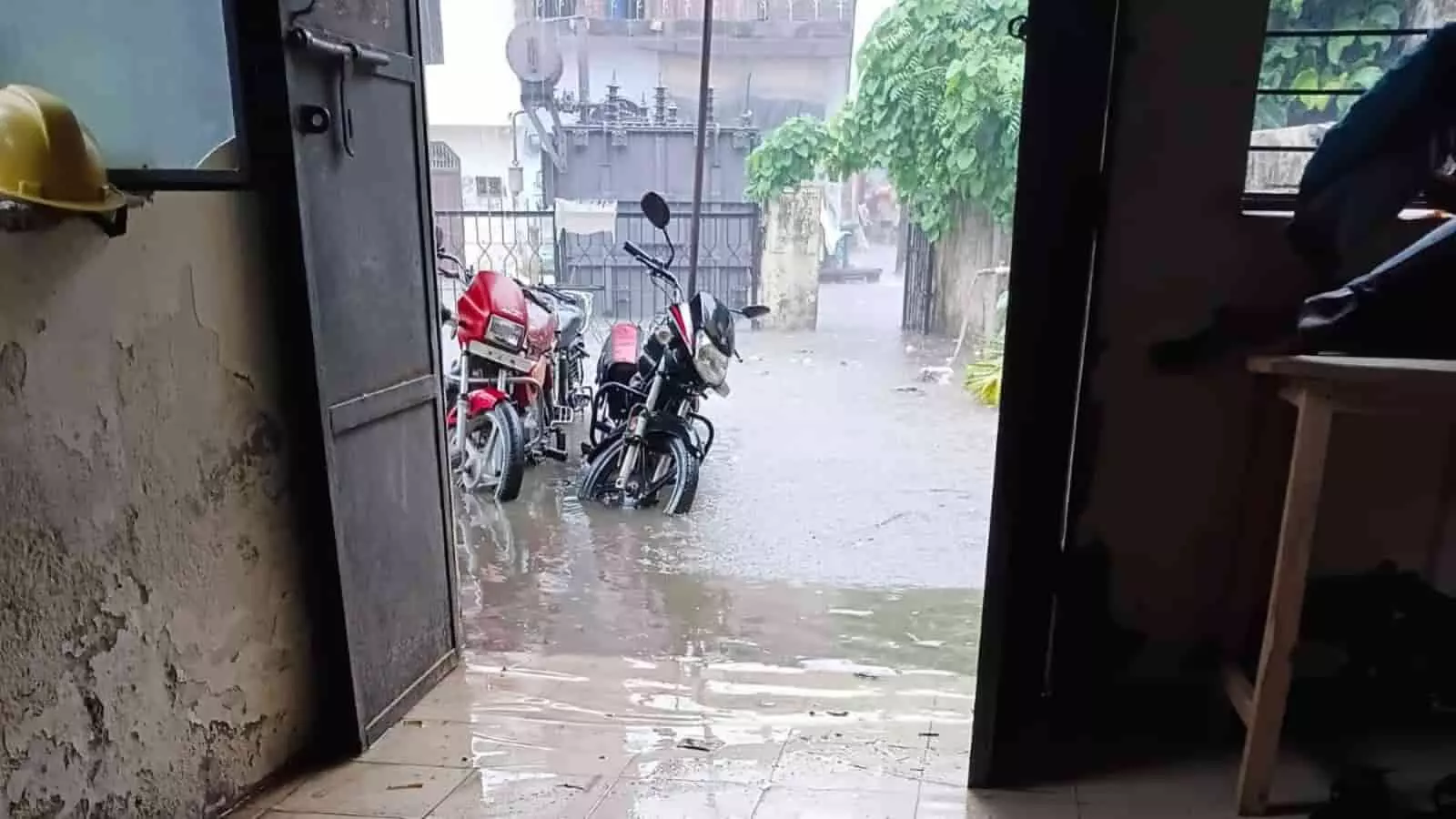 विद्युत उपकेंद्र के प्रवेश द्वार के बाहर जलभराव में खड़ी मोटरसाइकिलें। विद्युत उपकेंद्र के प्रवेश द्वार के बाहर जलभराव में खड़ी मोटरसाइकिलें।