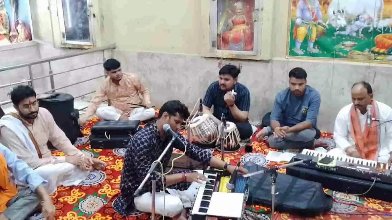 तस्वीर में कोठी वाले हनुमानजी मन्दिर में संगीत वाद्ययंत्रों के साथ सुन्दरकाण्ड पाठ गाते हुए कलाकार दिख रहे हैं। तस्वीर में कोठी वाले हनुमानजी मन्दिर में संगीत वाद्ययंत्रों के साथ सुन्दरकाण्ड पाठ गाते हुए कलाकार दिख रहे हैं।