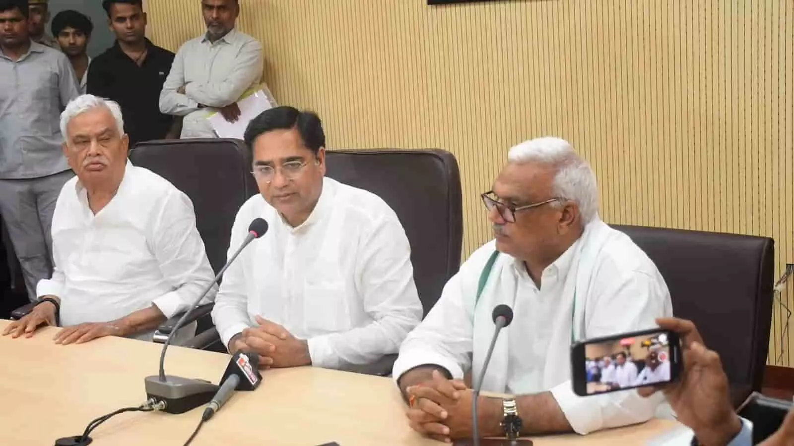तस्वीर में दिख रहे मंत्री किरोड़ी लाल मीणा, सुरेश रावत और जवाहर सिंह बेढम जयपुर में बैठक कर रहे हैं। तस्वीर में दिख रहे मंत्री किरोड़ी लाल मीणा, सुरेश रावत और जवाहर सिंह बेढम जयपुर में बैठक कर रहे हैं।