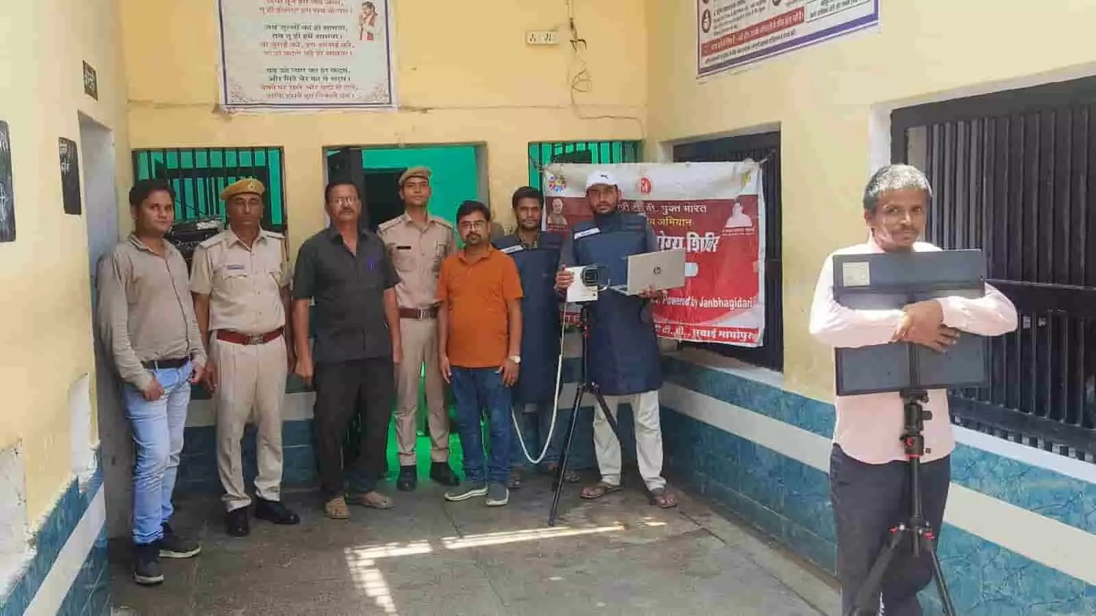 तस्वीर में सवाई माधोपुर जिला कारागृह के परिसर में स्वास्थ्य कर्मी और पुलिस अधिकारी डिजिटल एक्स-रे मशीन के साथ स्वास्थ्य शिविर के दौरान खड़े दिखाई दे रहे हैं। तस्वीर में सवाई माधोपुर जिला कारागृह के परिसर में स्वास्थ्य कर्मी और पुलिस अधिकारी डिजिटल एक्स-रे मशीन के साथ स्वास्थ्य शिविर के दौरान खड़े दिखाई दे रहे हैं।