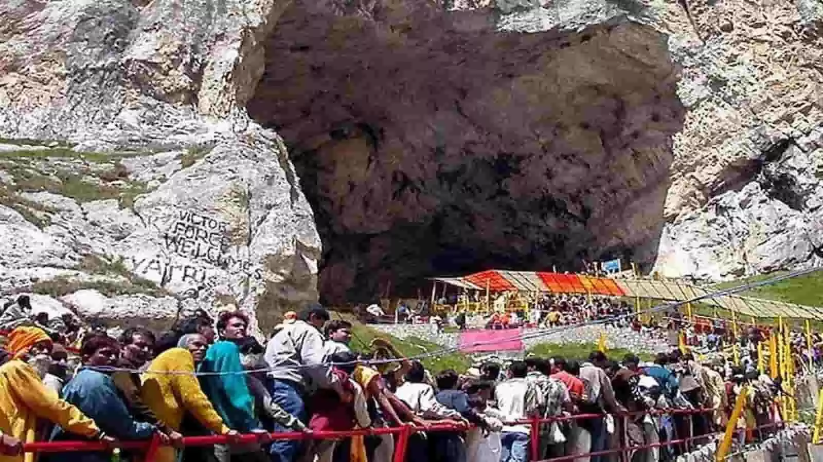 पवित्र अमरनाथ गुफा के बाहर दर्शन के लिए कतार में खड़े श्रद्धालु।
