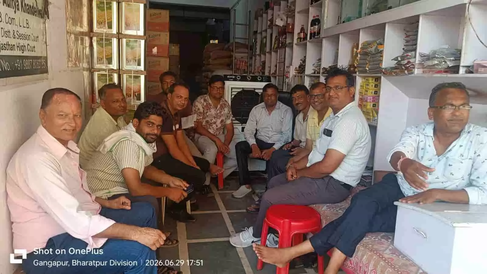 गंगापुर में थोक खाद्य पदार्थ एसोसिएशन की बैठक के दौरान दुकान में बैठे सदस्य। गंगापुर में थोक खाद्य पदार्थ एसोसिएशन की बैठक के दौरान दुकान में बैठे सदस्य।
