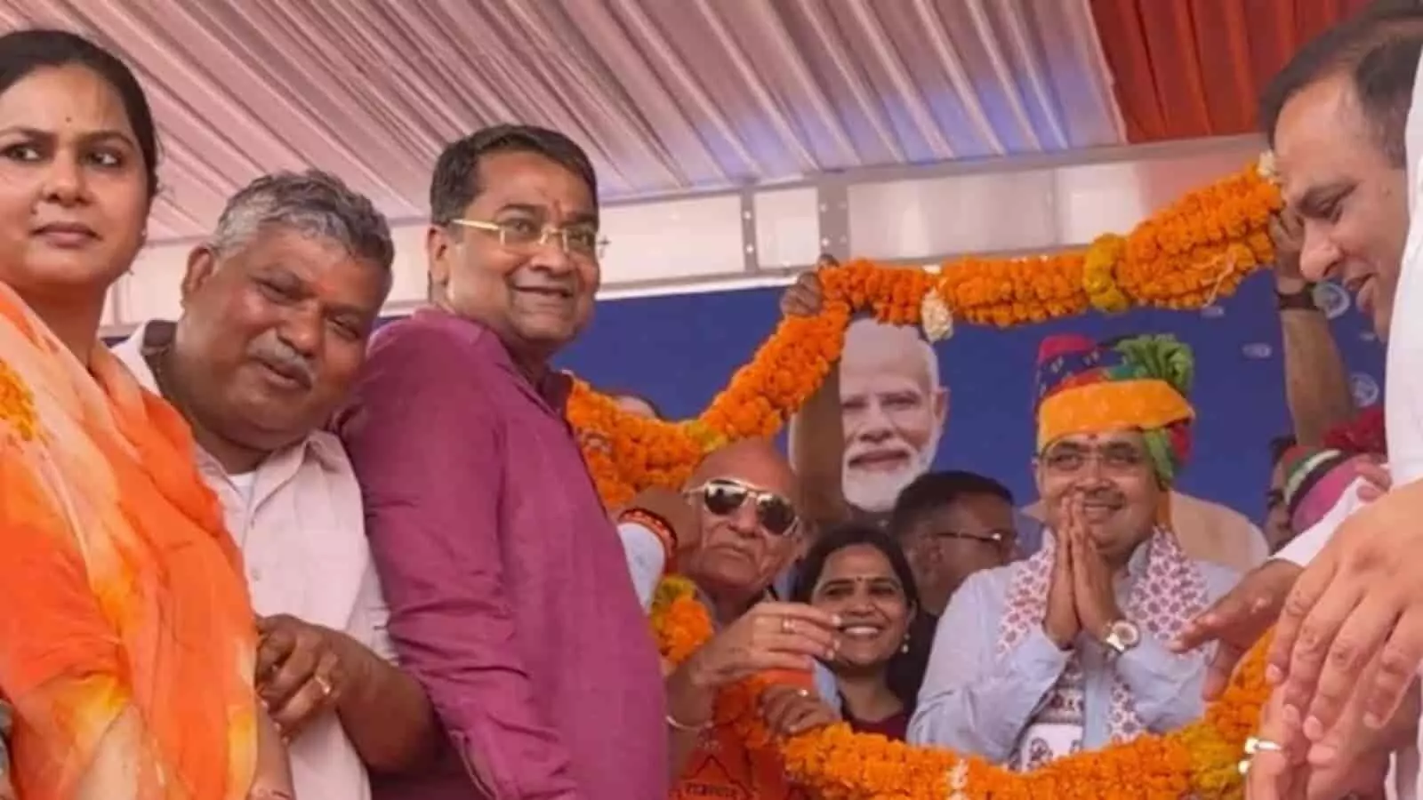 तस्वीर में जयपुर में भाजपा नेता छगन माहुर और पदाधिकारी मुख्यमंत्री भजनलाल शर्मा का फूलों की माला से स्वागत कर रहे हैं। तस्वीर में जयपुर में भाजपा नेता छगन माहुर और पदाधिकारी मुख्यमंत्री भजनलाल शर्मा का फूलों की माला से स्वागत कर रहे हैं।