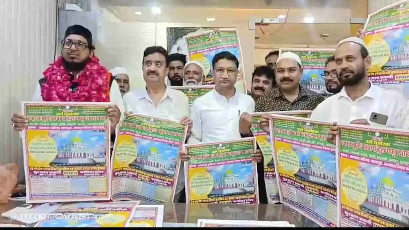तस्वीर में सूफी अब्दुल हकीम नक्शबन्दी और समिति सदस्य उर्स का पोस्टर रिलीज करते हुए। तस्वीर में सूफी अब्दुल हकीम नक्शबन्दी और समिति सदस्य उर्स का पोस्टर रिलीज करते हुए।